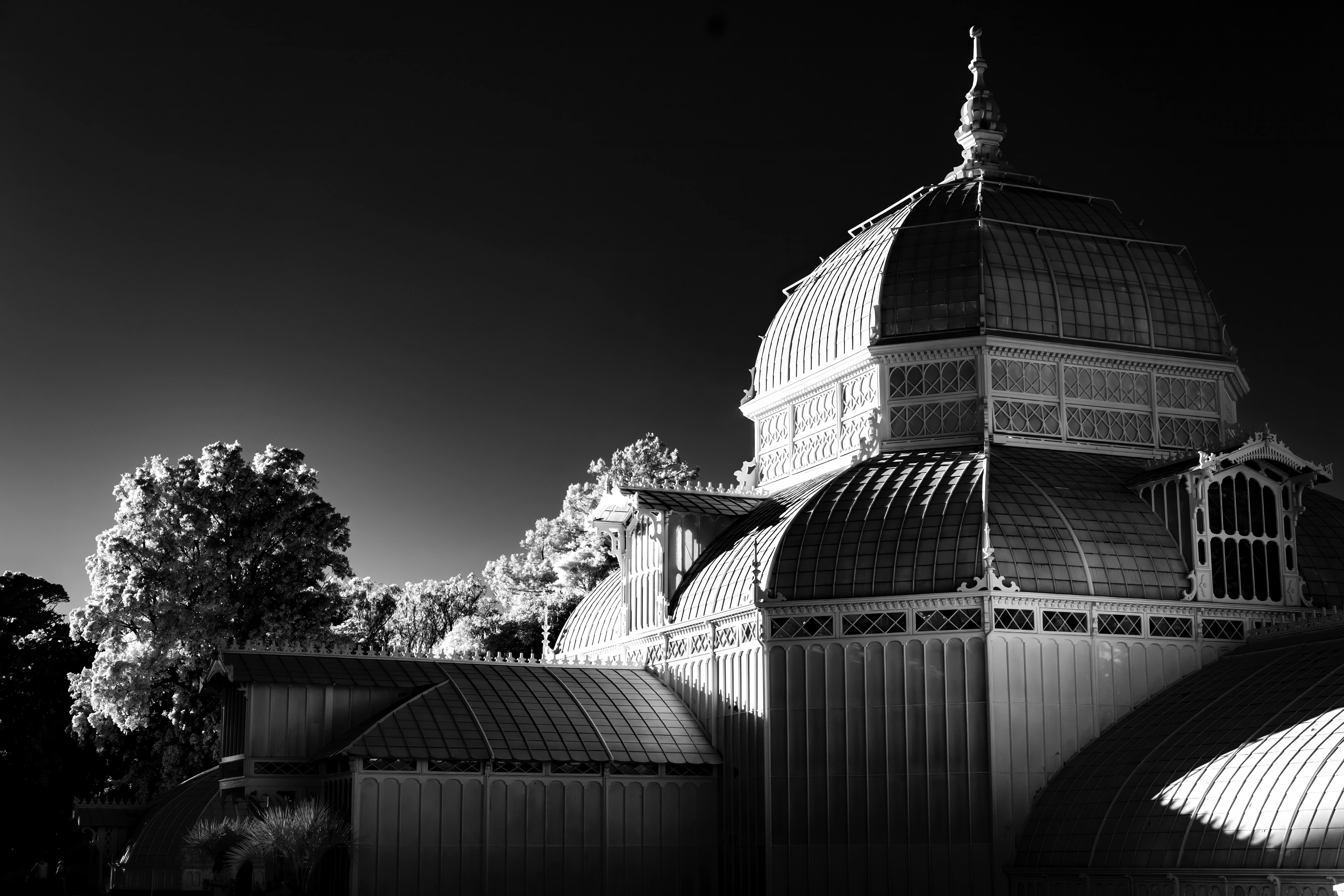 Gratis Imponerende sort-hvidt billede af en historisk arkitektonisk kuppel mod en mørk himmel. Lagerfoto