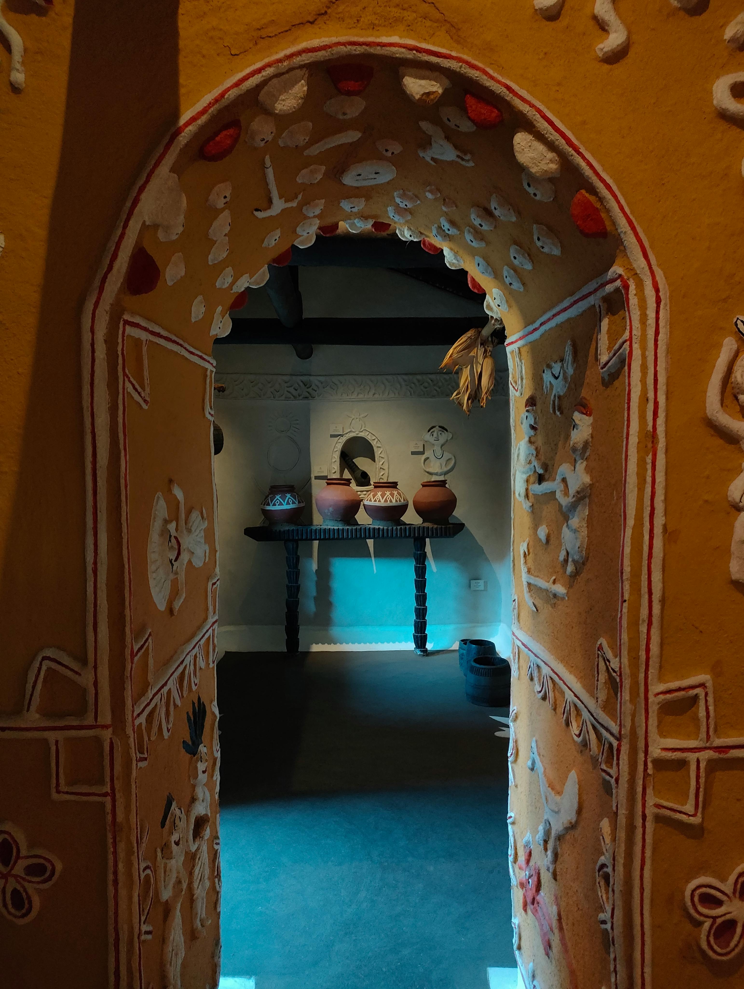 grátis Explore uma porta tradicional indiana lindamente decorada em Khajuraho. Foto profissional