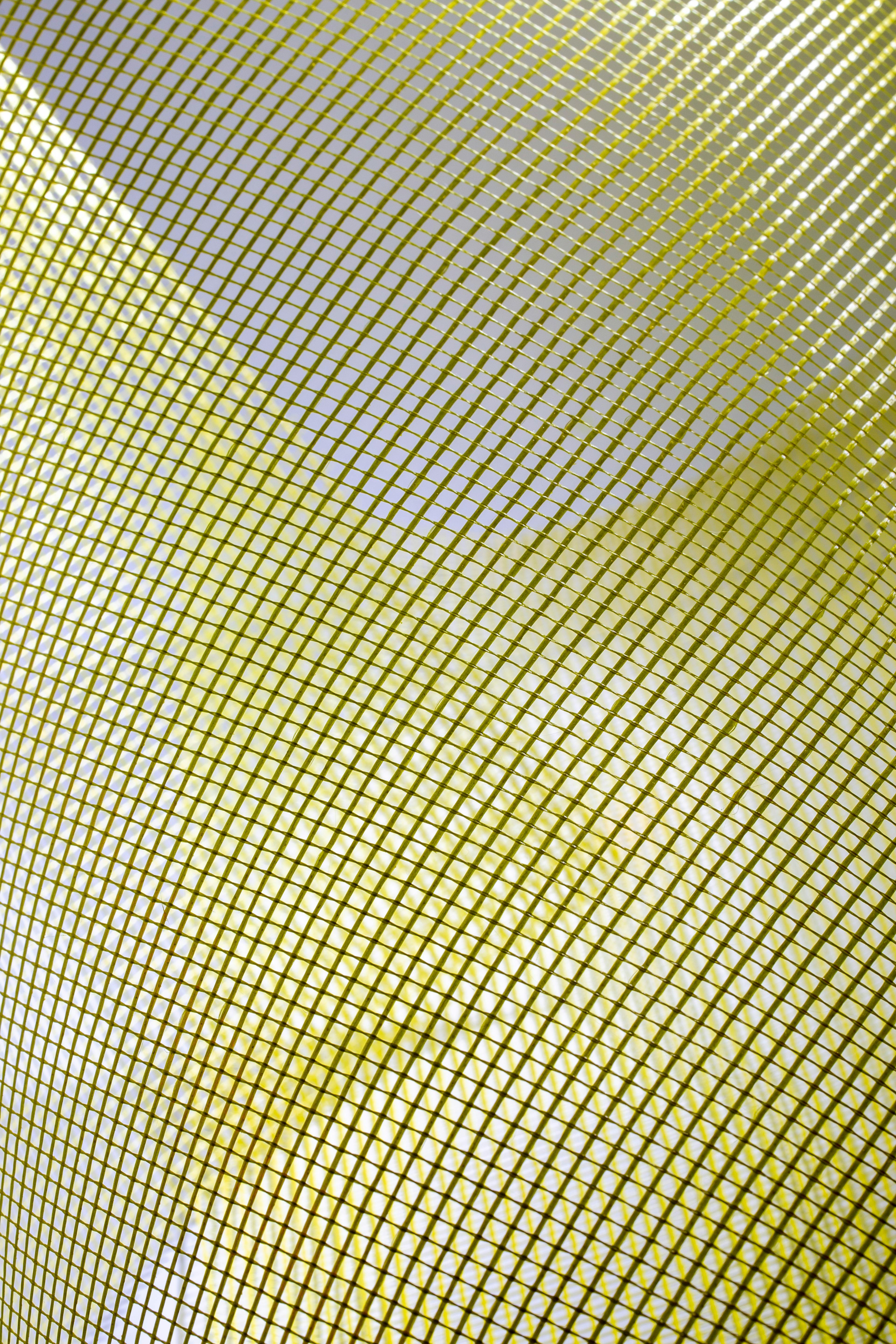 Gratuit Papier peint à motif géométrique abstrait jaune avec un design en grille, parfait pour les intérieurs modernes. Photos