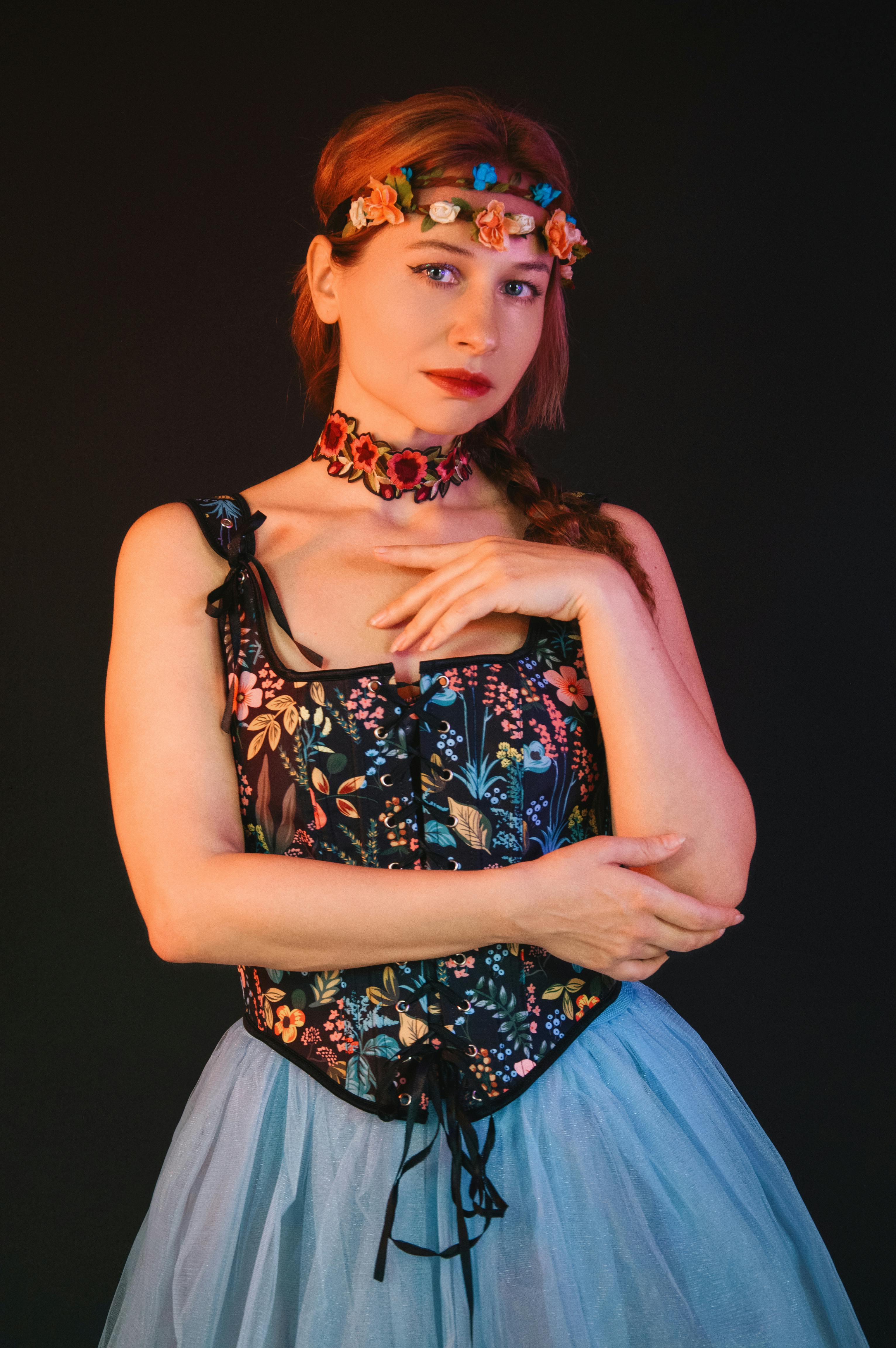 Gratis arkivbilde med blått skjørt, blomster, blomster i hår Arkivbilde