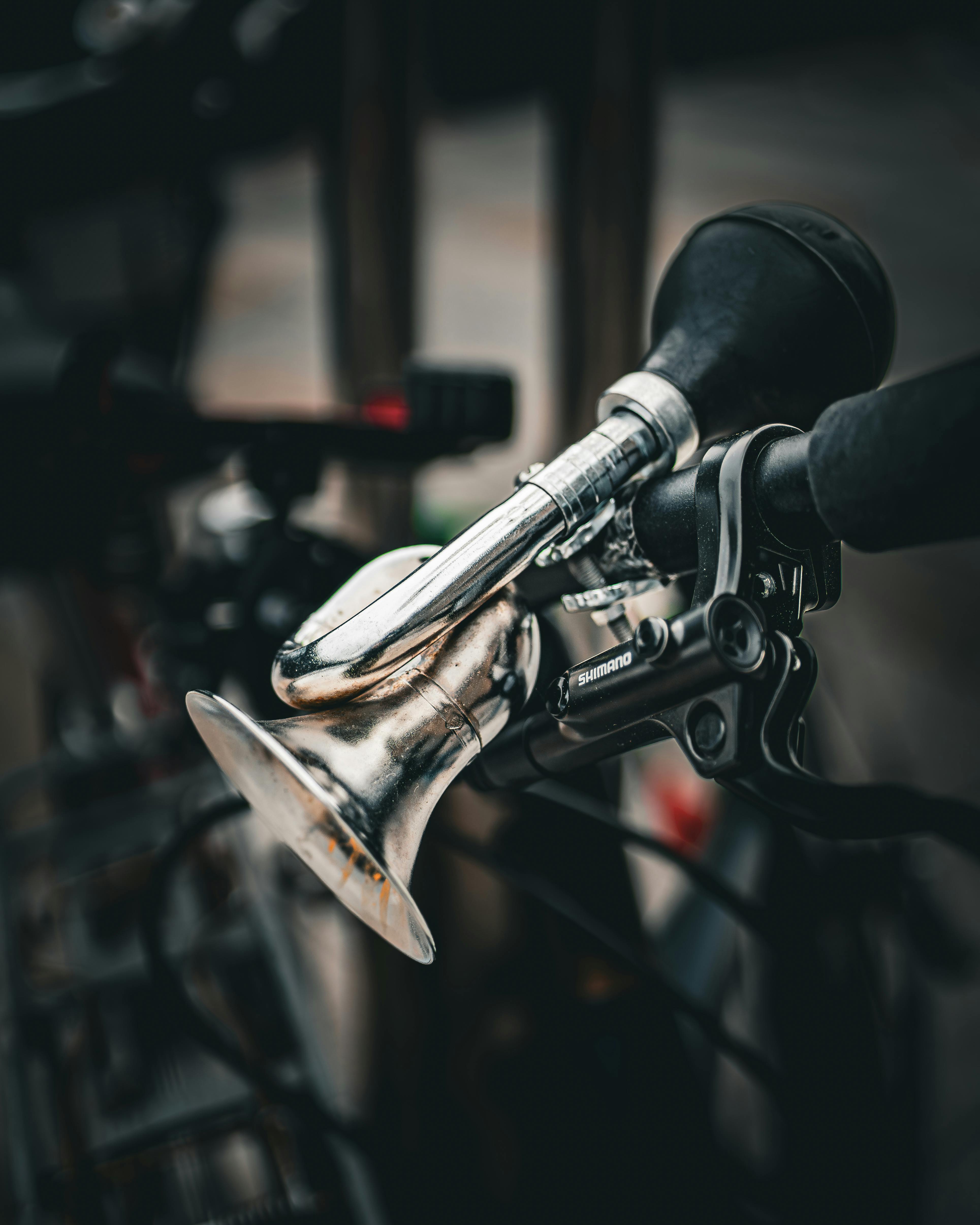 grátis Detalhe artístico de uma buzina de bicicleta vintage fixada no guidão, exibindo um estilo retrô. Foto profissional