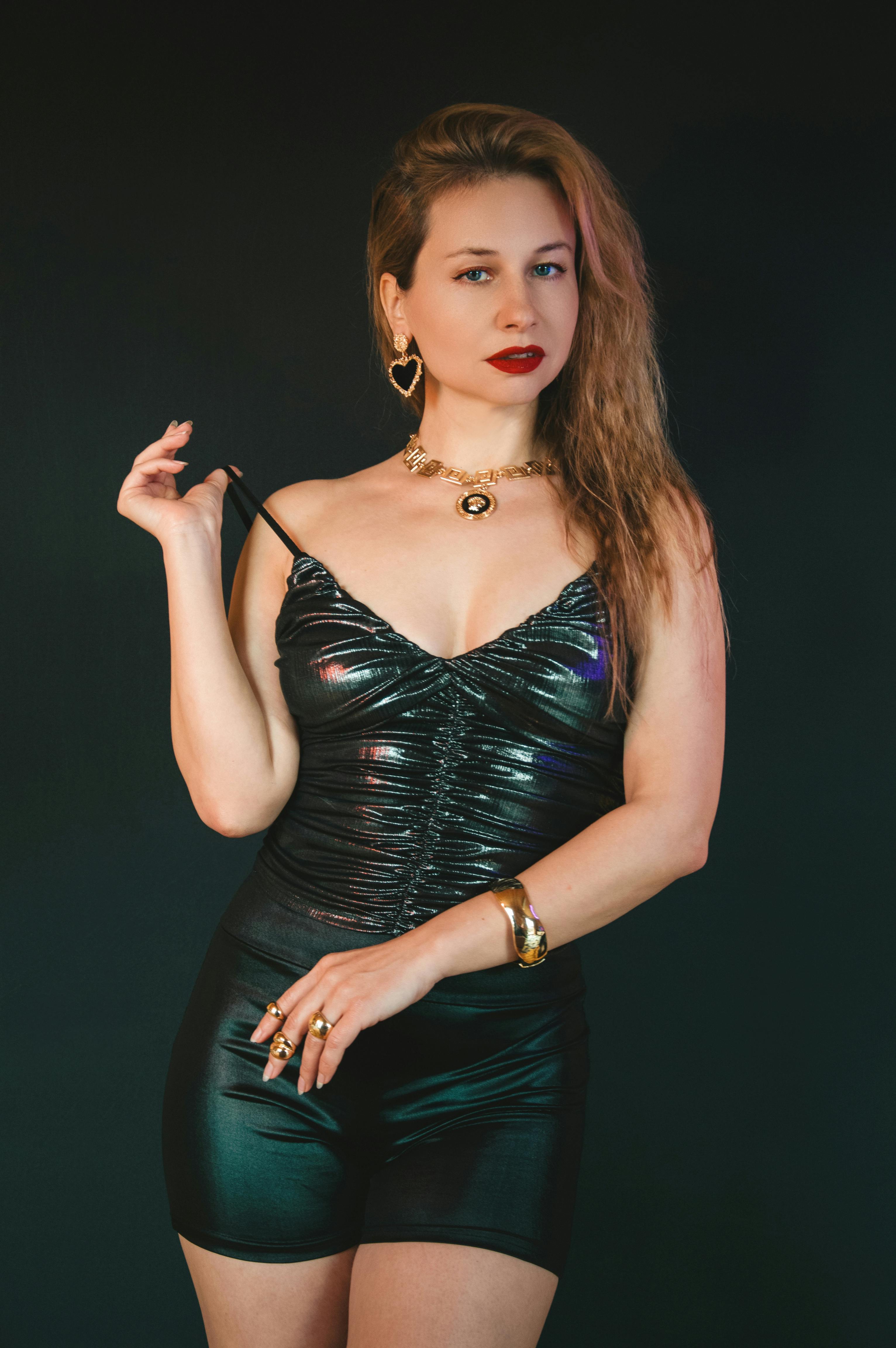 Miễn phí Chân dung thời trang của một người phụ nữ tự tin trong bộ trang phục đen lấp lánh và trang sức thanh lịch. Ảnh lưu trữ