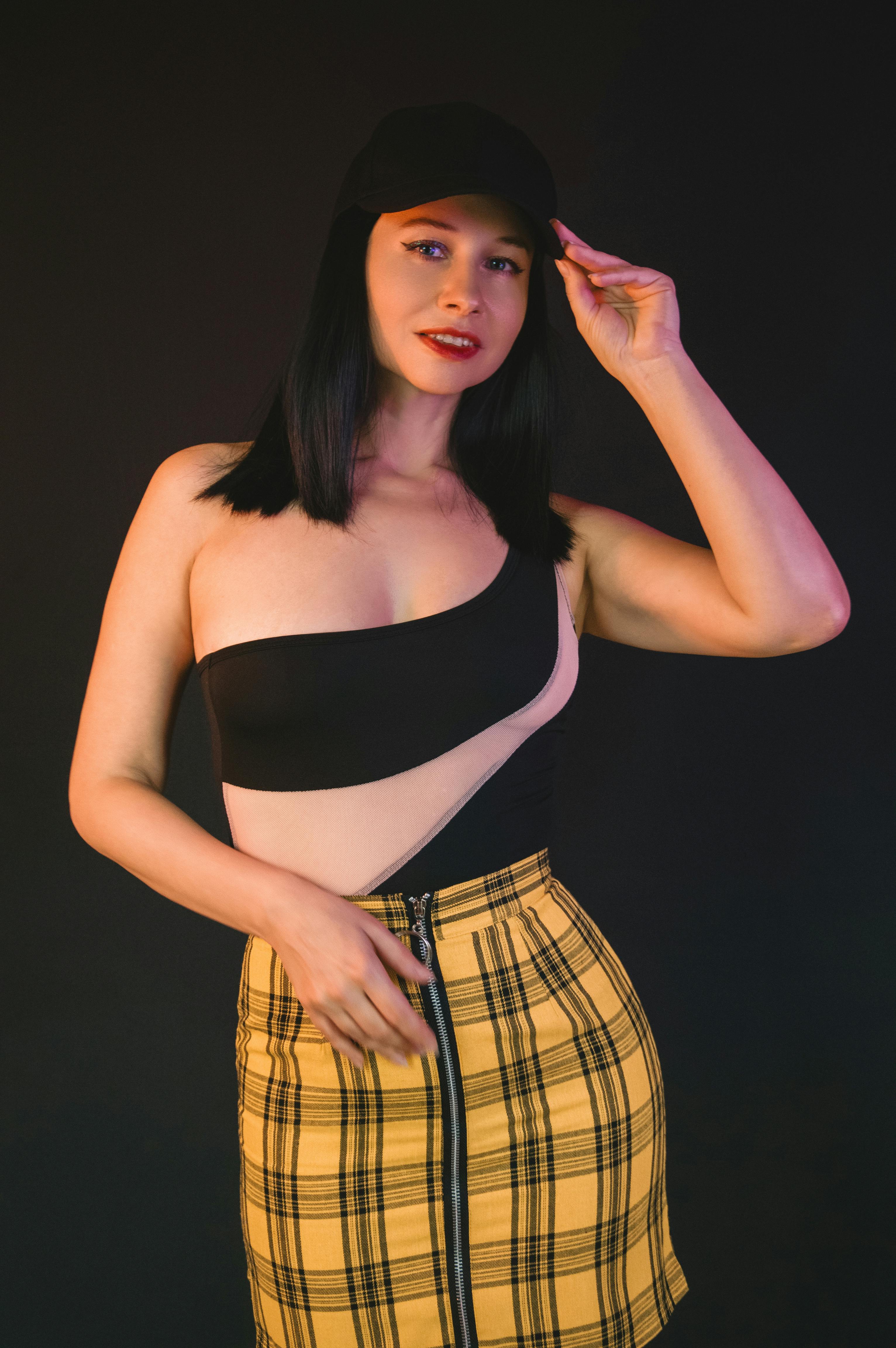 gratis Portret van een modieuze vrouw in een stijlvolle outfit, die de moderne mode laat zien. Stockfoto