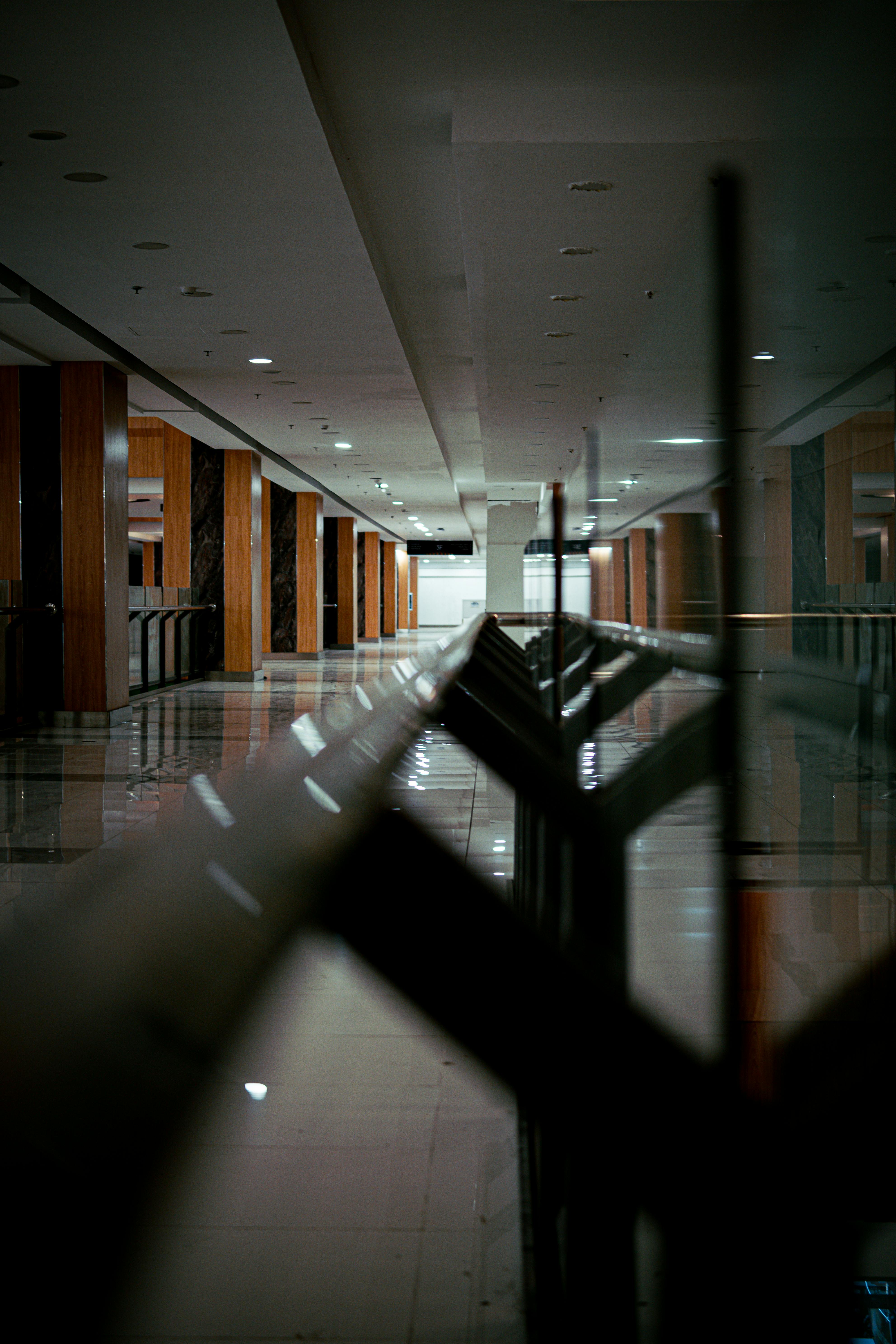 Ücretsiz Cebu şehrinde bulunan bir alışveriş merkezindeki modern bir koridorun şık hatlarını ve simetrisini keşfedin. Stok Fotoğraflar