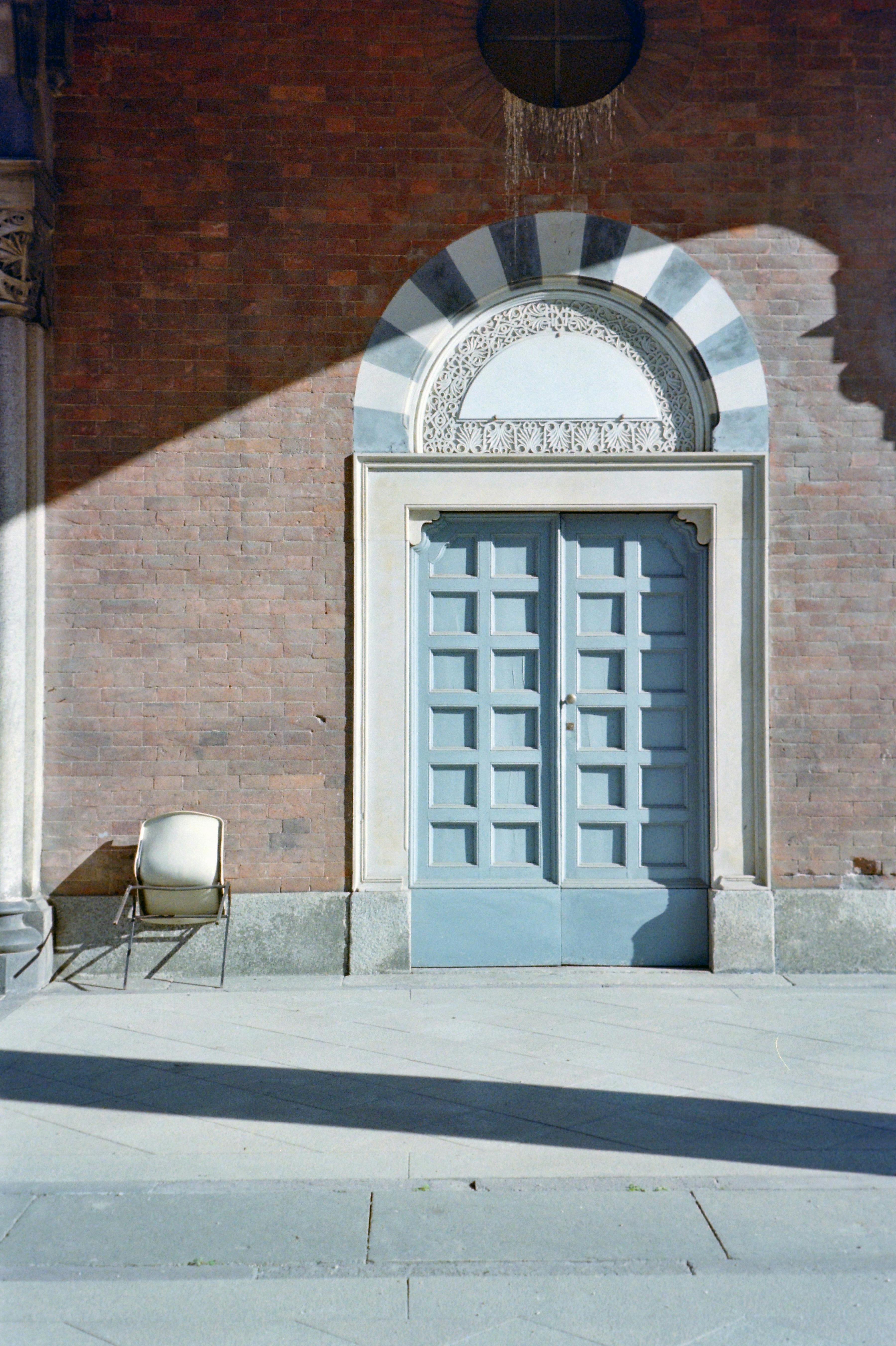 無料 アーチ型の出入り口, アウトドアチェア, イタリアの無料の写真素材 写真素材