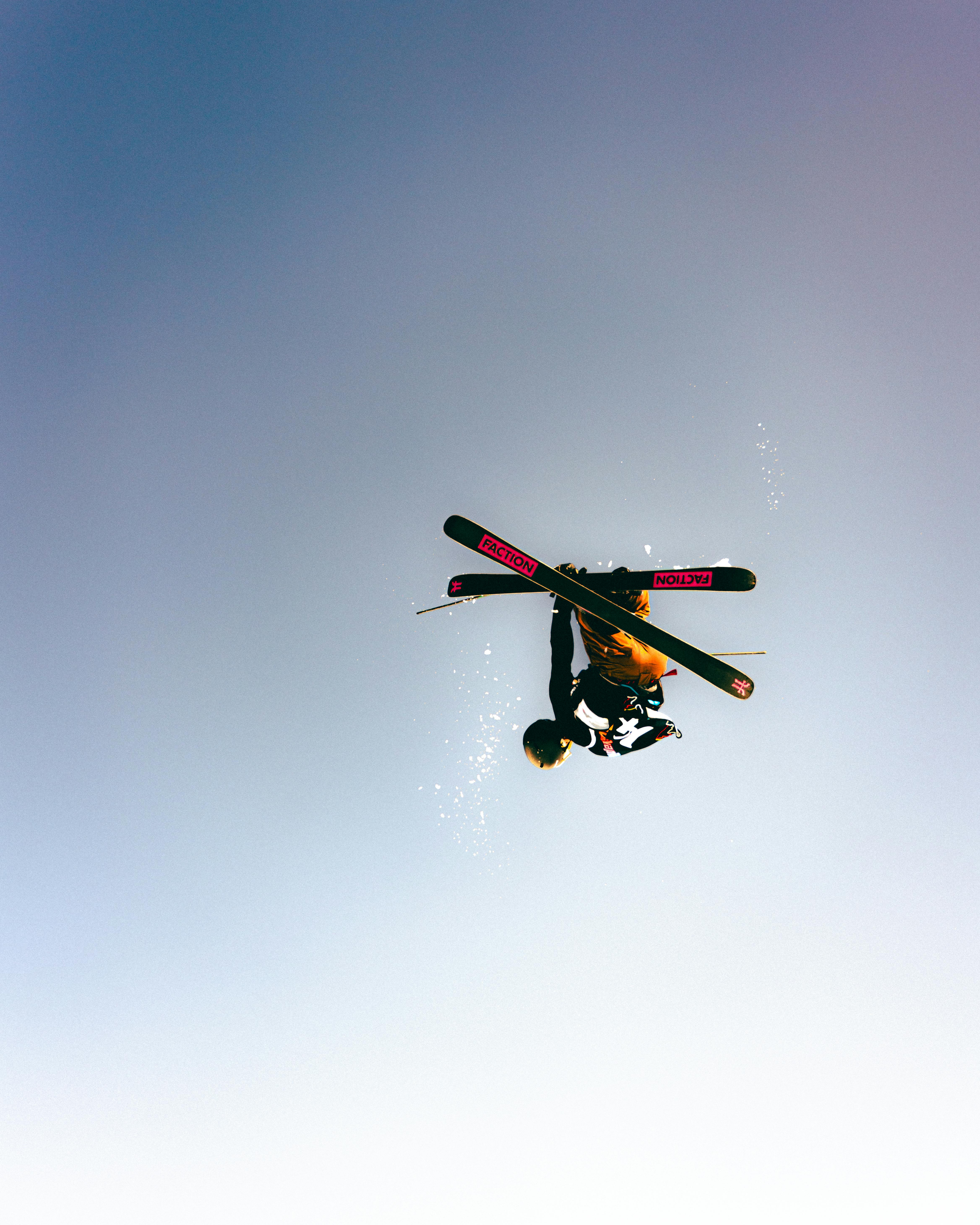 Gratis Dynamisk bilde av en skiløper som utfører et freestylehopp om vinteren i Le Grand-Bornand i Frankrike. Arkivbilde