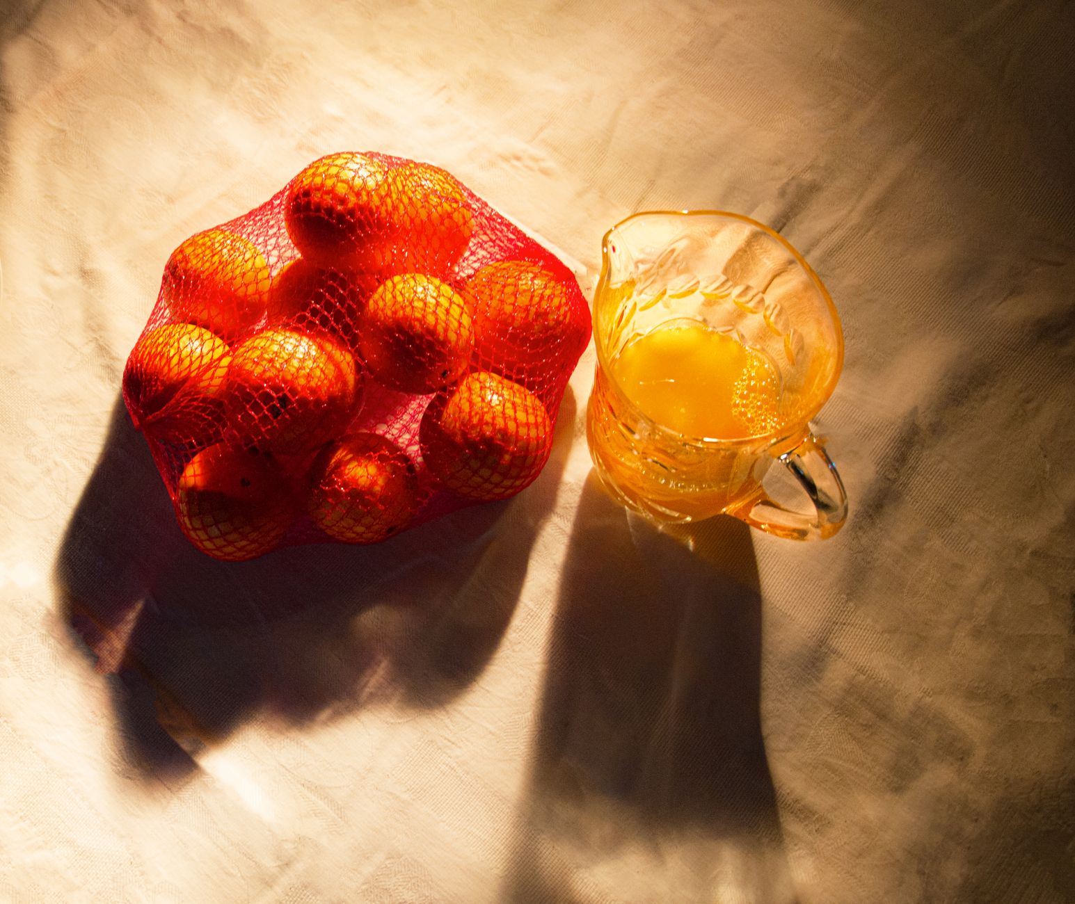 Jugo Natural de Frutas Refrescante Vaso de jugo de frutas frescas con rodajas de cítricos.