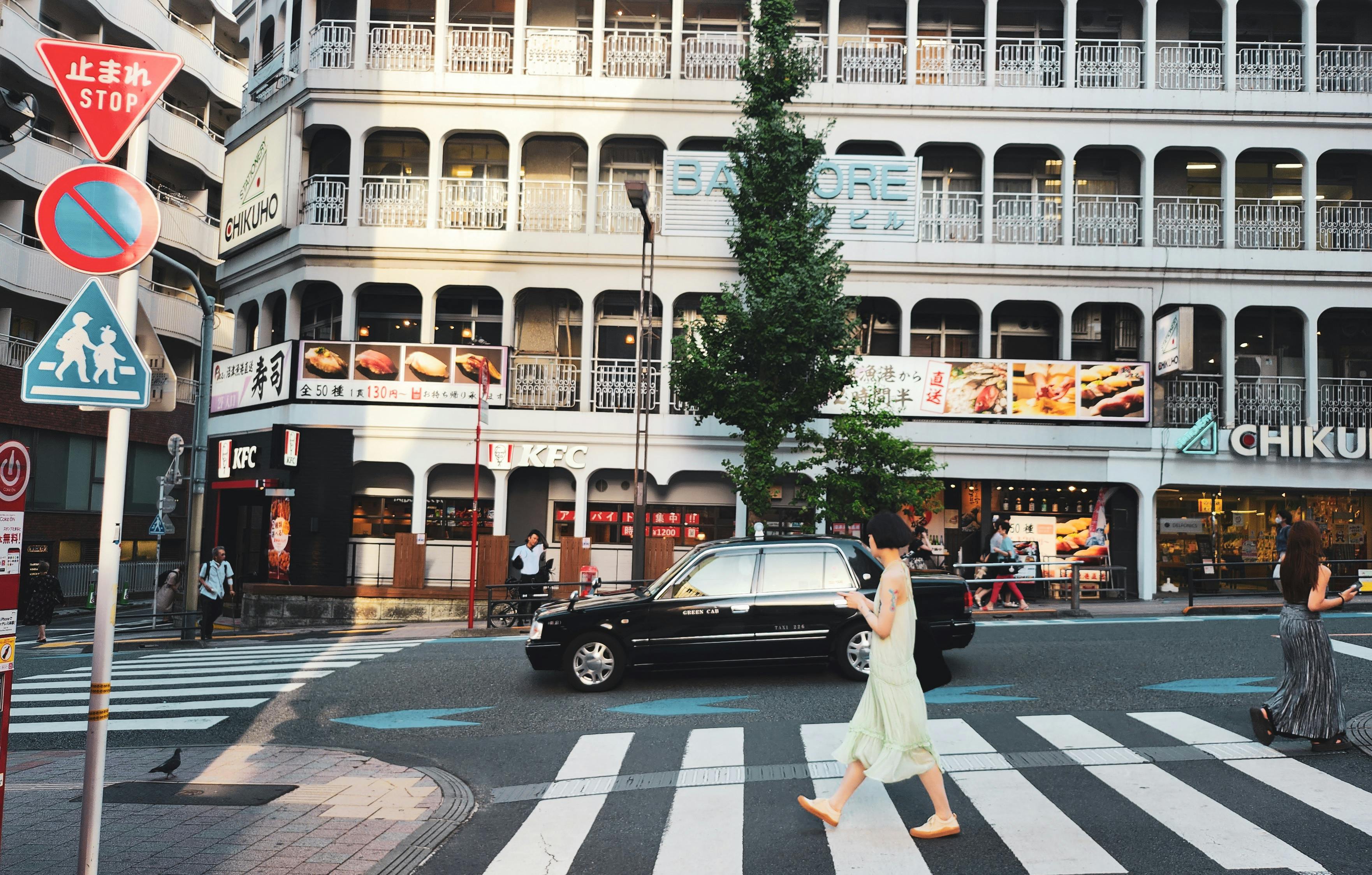 Kostenlos Straßenszene im urbanen Japan mit Fußgängern und ikonischer Architektur, die den Alltag einfängt. Stock-Foto