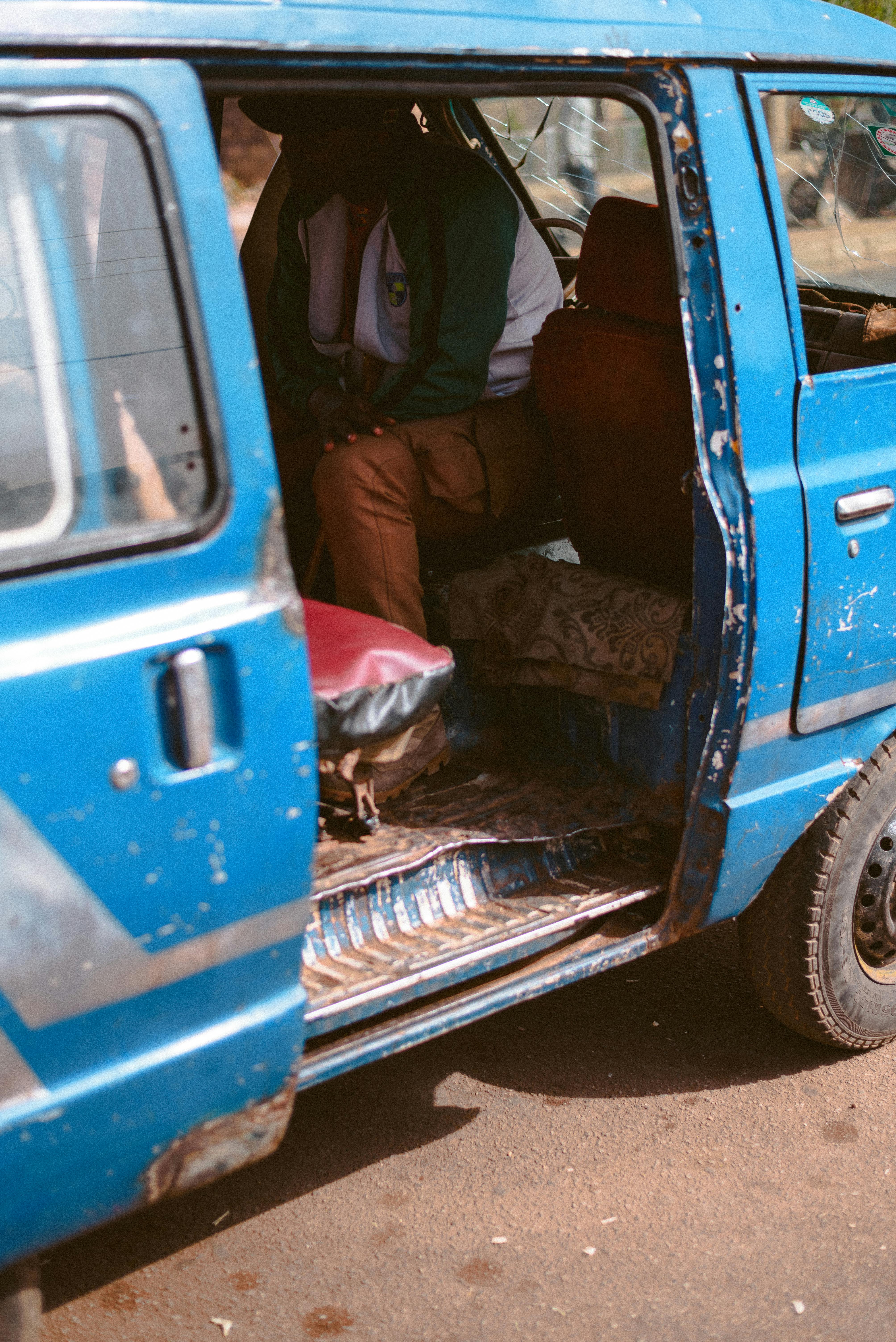Kostenlos Ein leuchtend blauer Lieferwagen, wie er häufig für den Nahverkehr im Jos-Plateau in Nigeria genutzt wird, zeigt das tägliche Leben. Stock-Foto