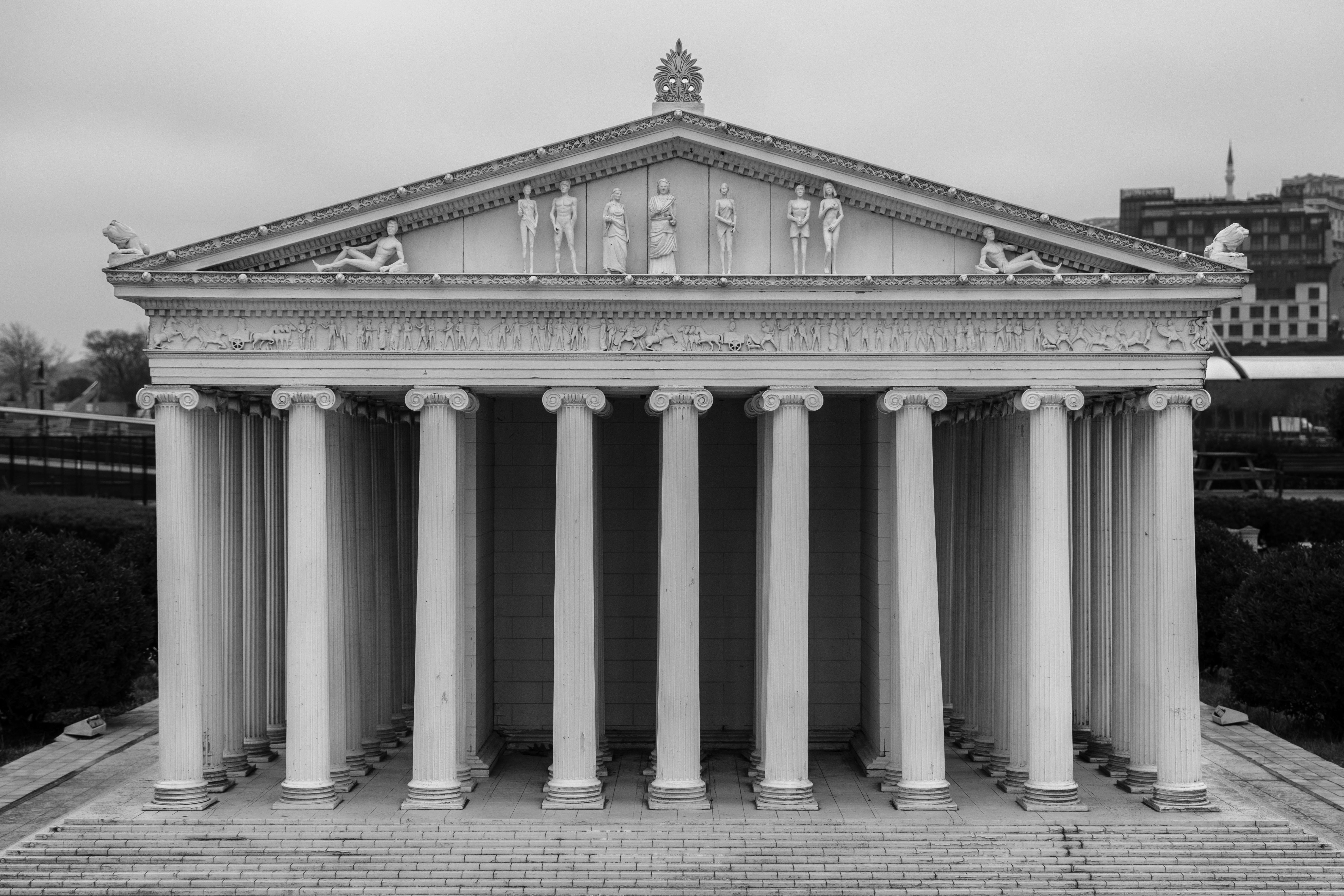Kostenlos Schwarz-Weiß-Fotografie einer Nachbildung des Hephaistos-Tempels, die klassische griechische Architektur zeigt. Stock-Foto