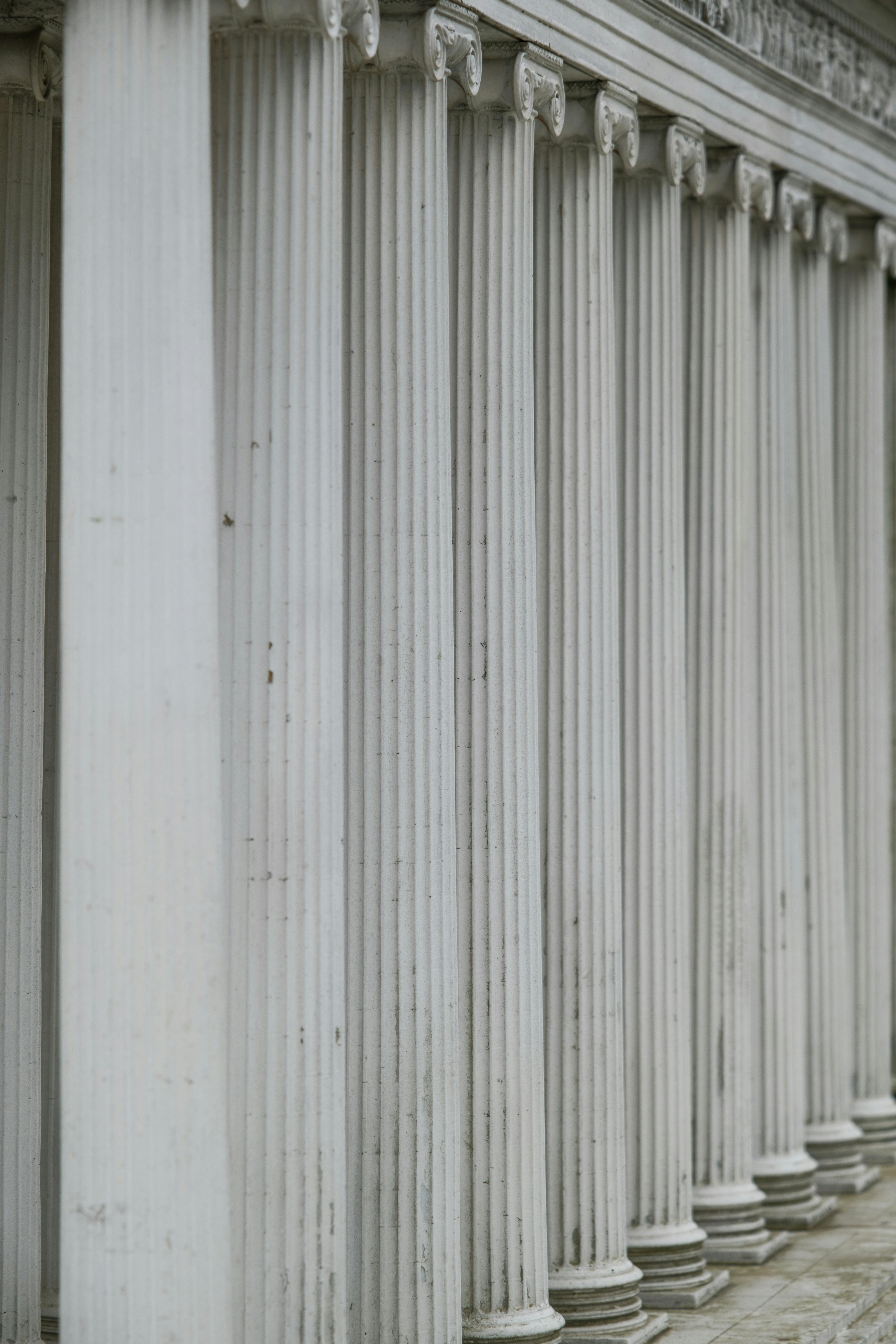 Gratis Una serie di eleganti colonne ioniche che mettono in mostra la classica architettura di Istanbul. Foto a disposizione