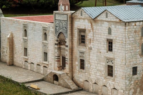 Free Detailed stone model of a historical building facade in Istanbul, Türkiye. Stock Photo