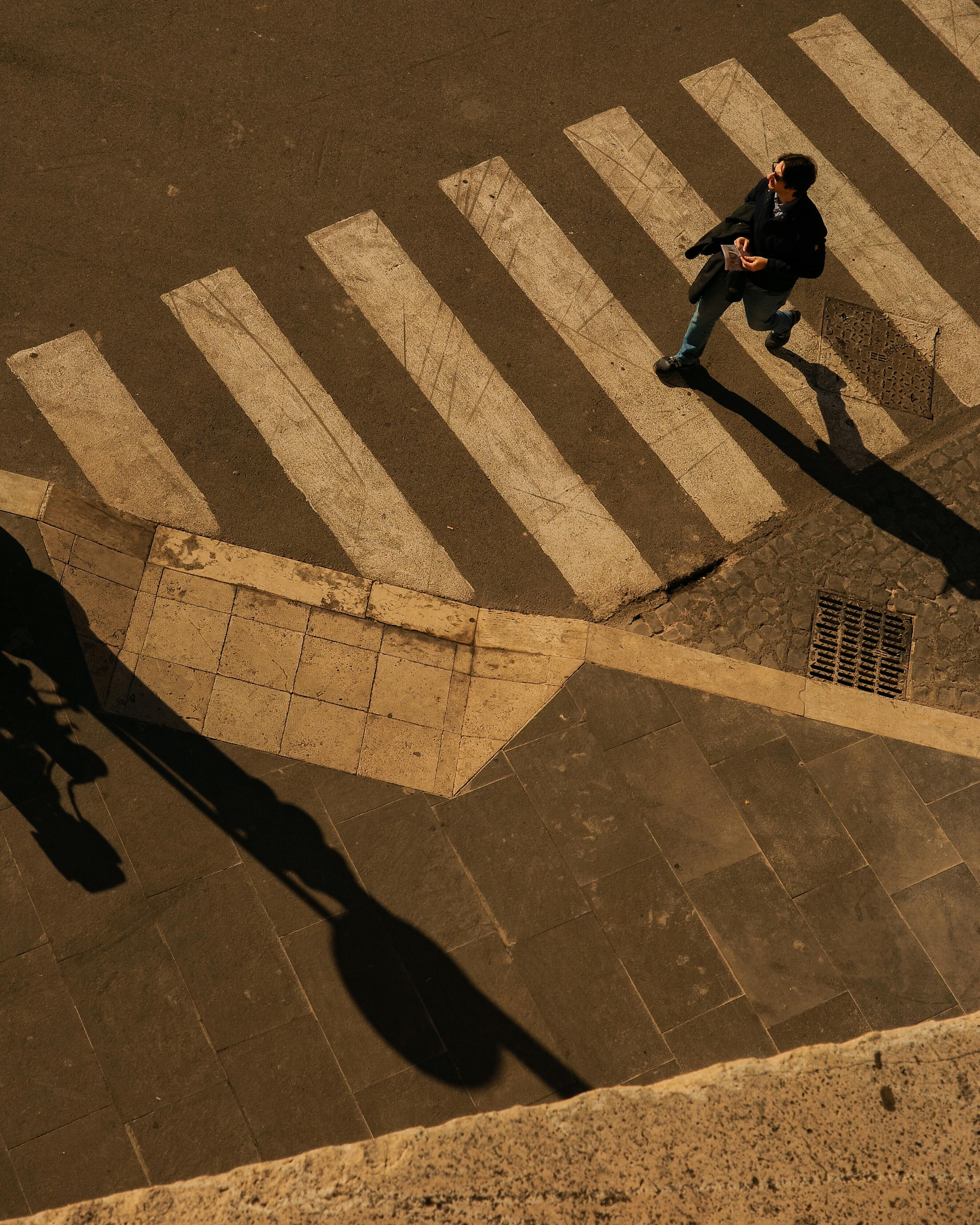 Gratis Luftfoto av et fotgjengerfelt i Lazio, Italia, tatt i dagslys, som foreviger bylivet. Arkivbilde