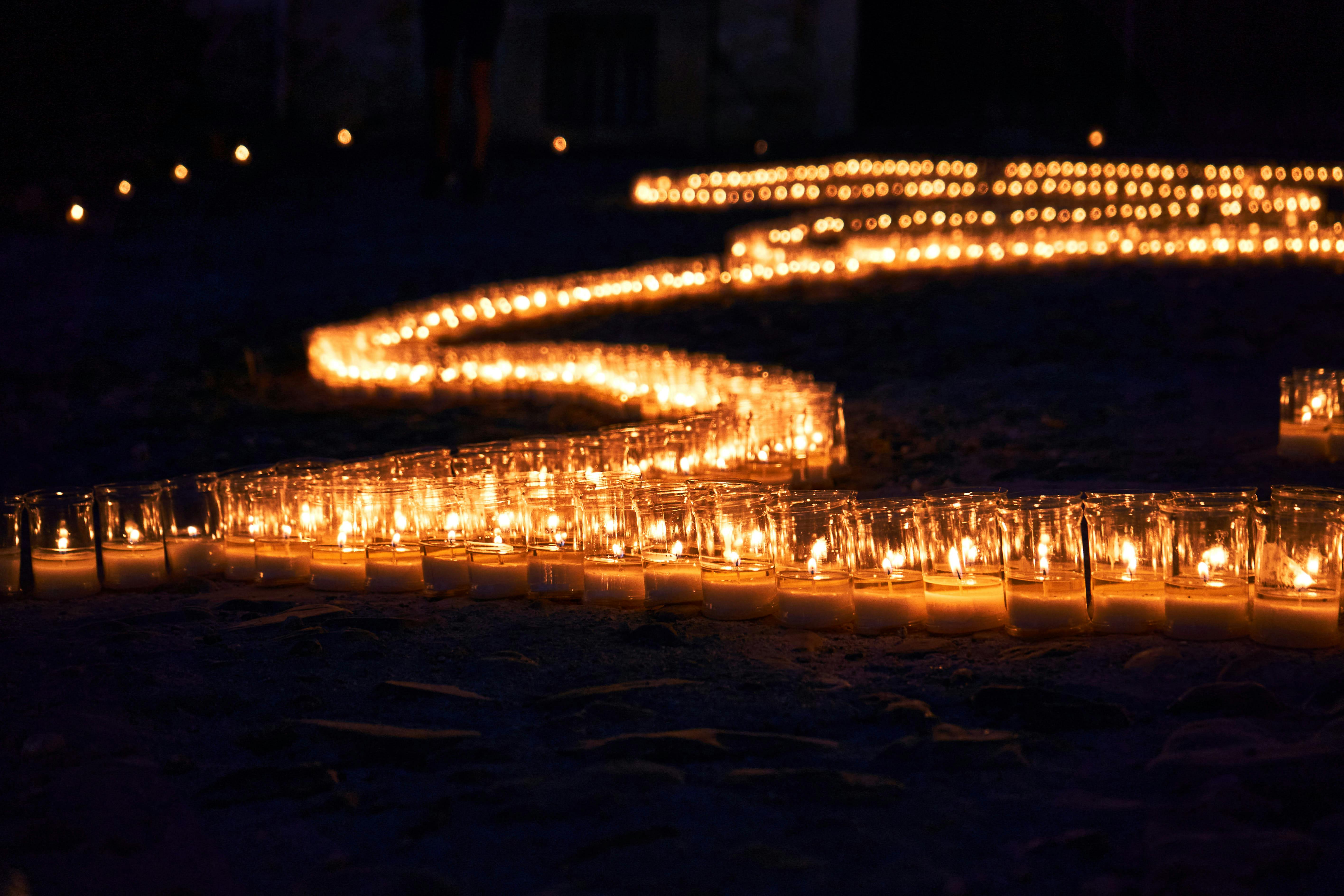 ingyenes Egy békés, gyertyafényes ösvény Pedrazában, Spanyolországban, meleg, hívogató hangulatot teremt éjszaka. Stockfotó