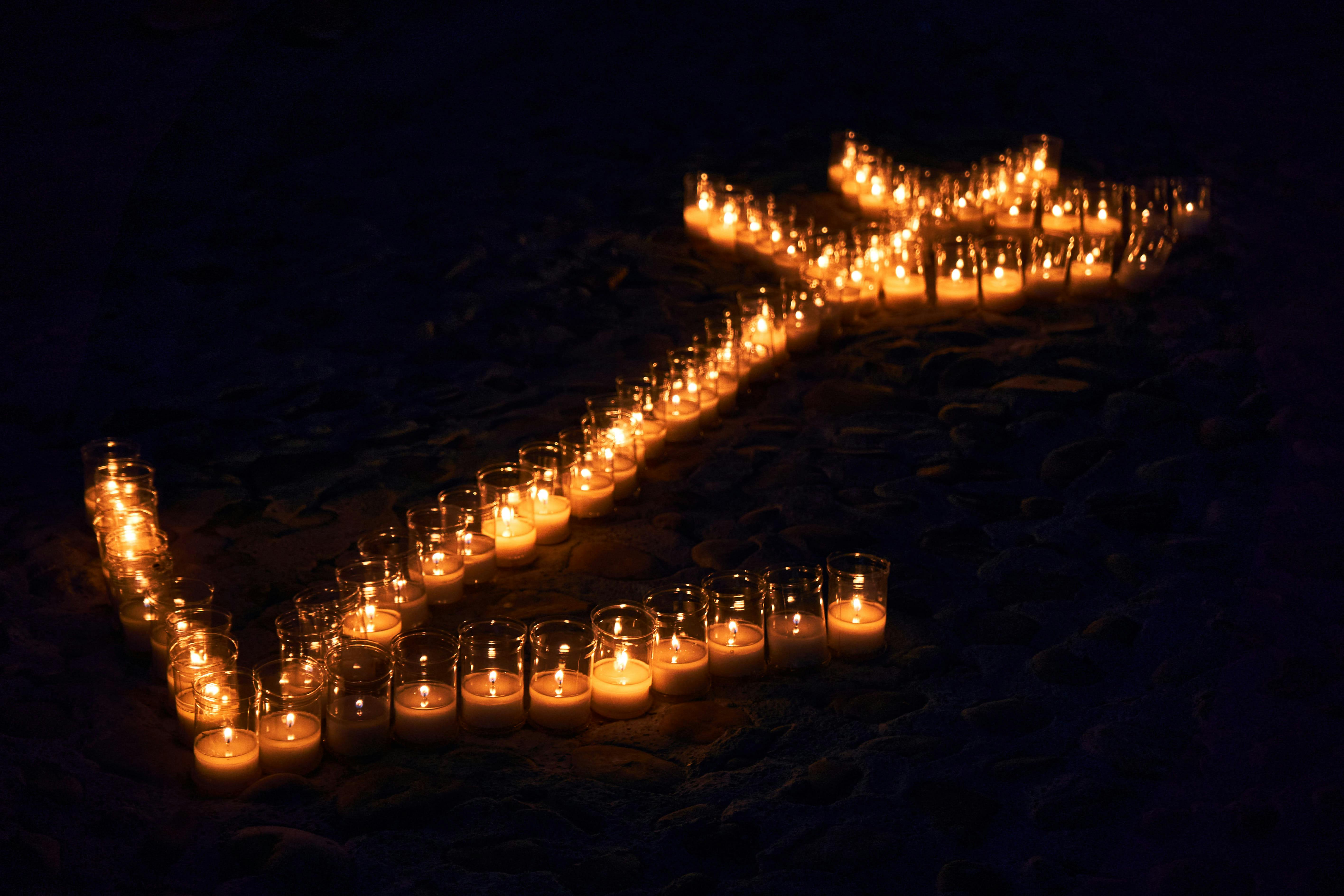Gratuit Un magnifique agencement de bougies formant une flèche illumine la nuit à Pedraza, en Espagne. Photos