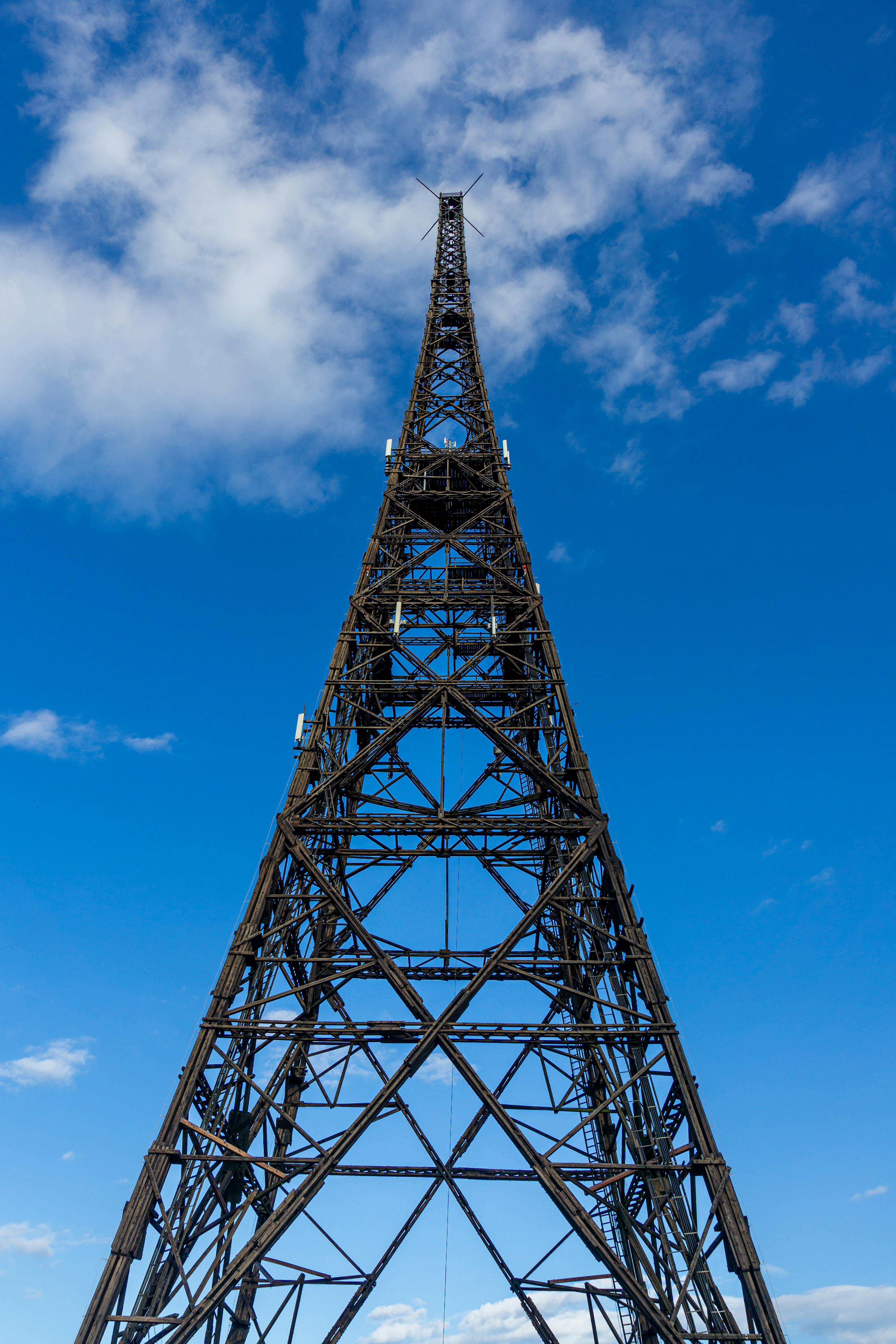 Gratis L'iconica torre radio di Gliwice, incorniciata da un cielo azzurro limpido, mette in mostra eleganza architettonica e patrimonio storico. Foto a disposizione