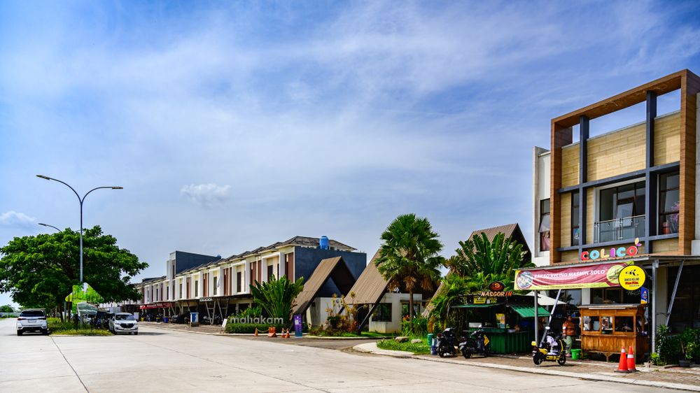 Deretan ruko modern di tepi jalan