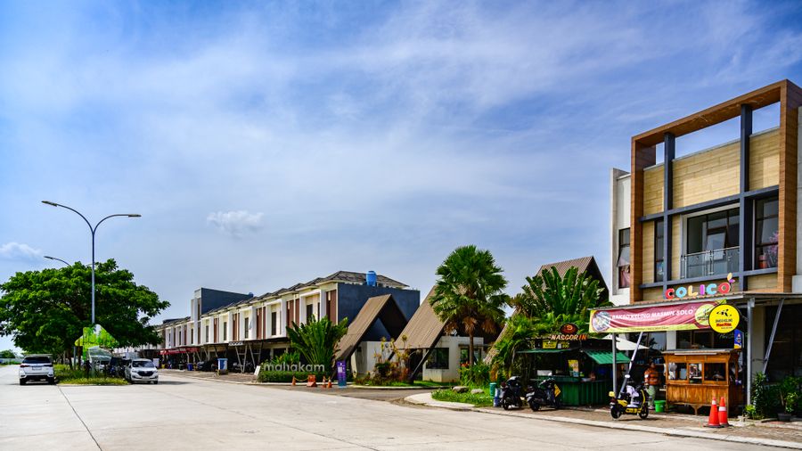 Deretan ruko modern di tepi jalan