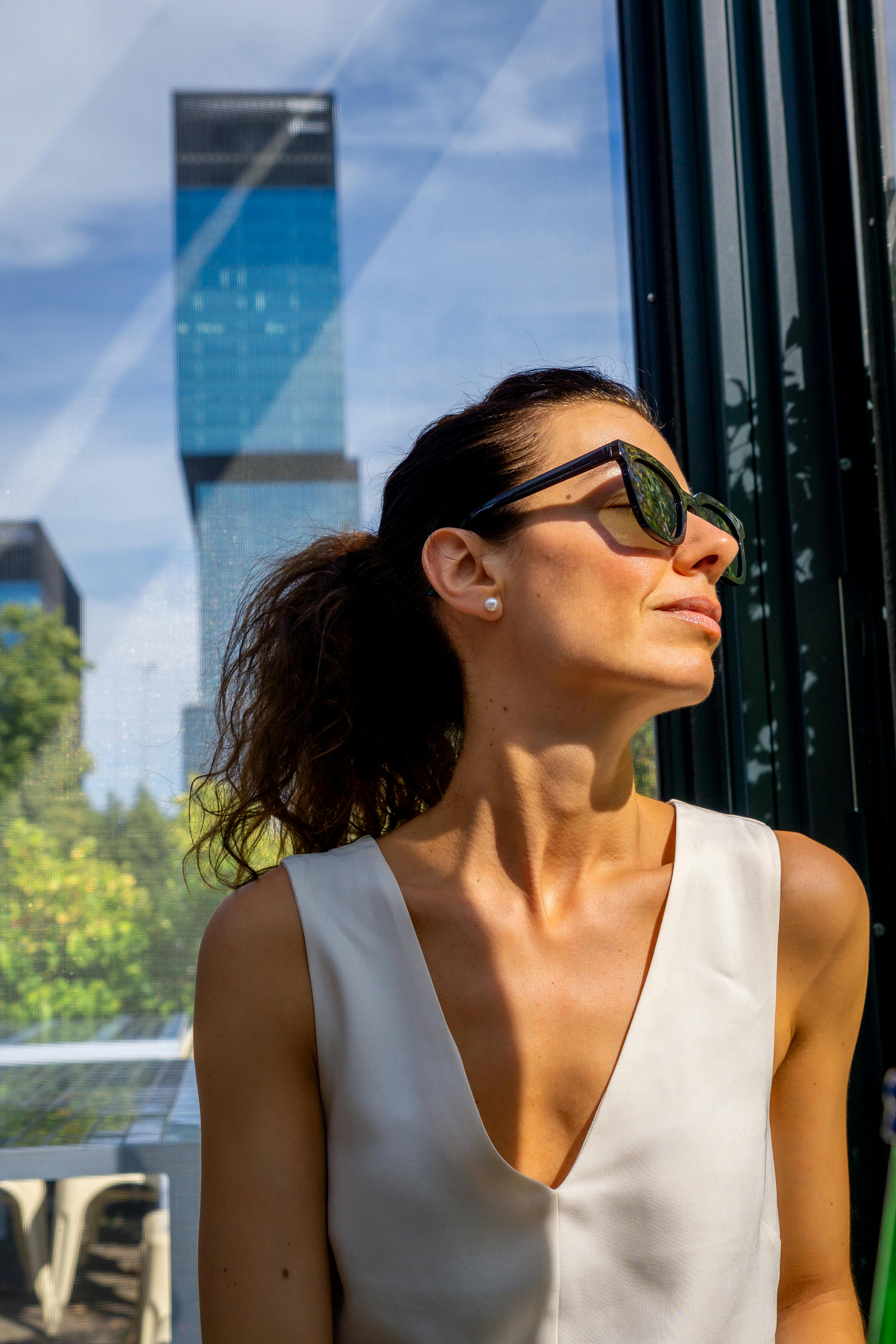 Kostenlos Modische Frau mit Sonnenbrille und schicker Kleidung im Stadtbild von Katowice an einem sonnigen Tag. Stock-Foto