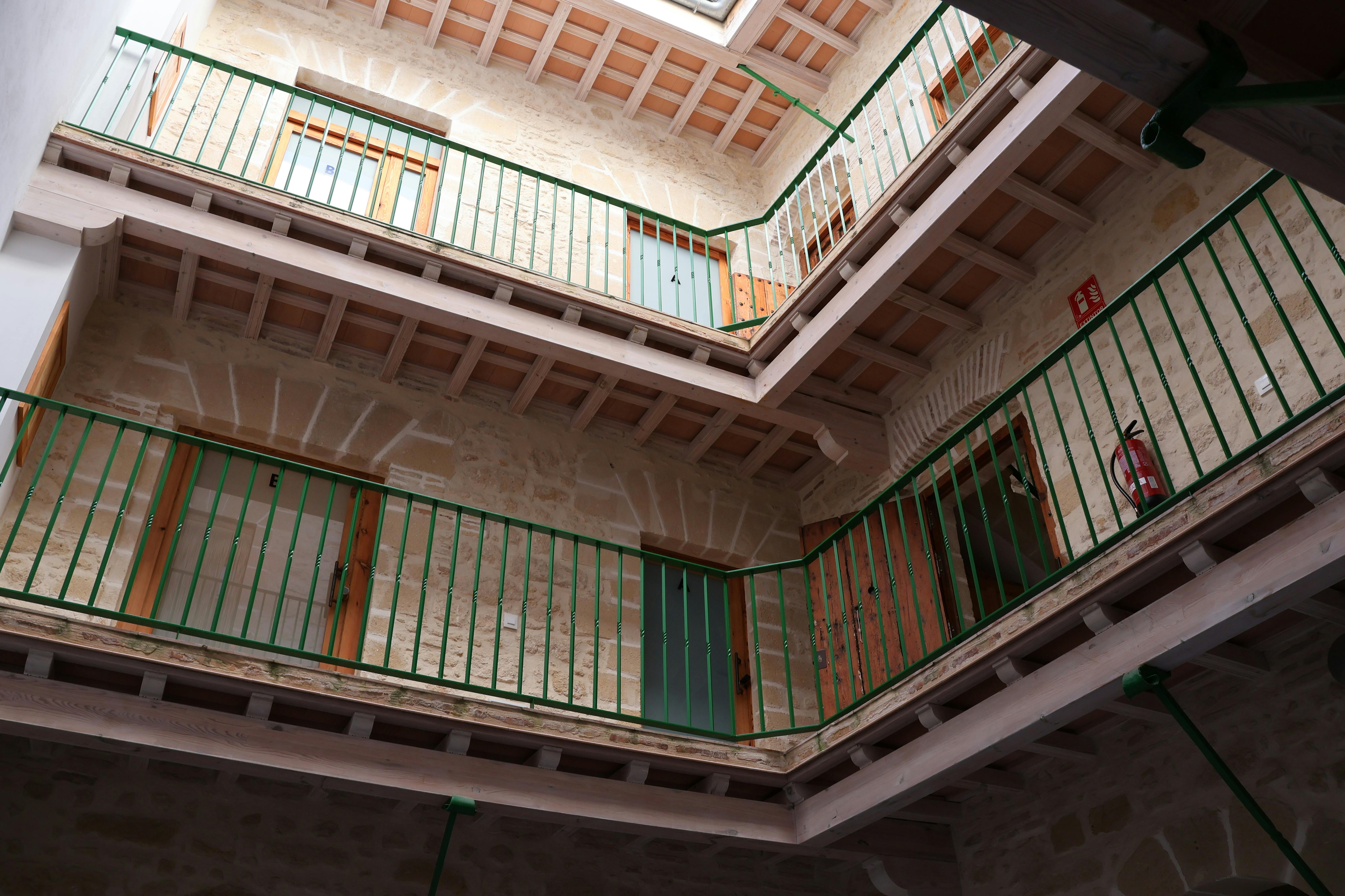 balcones de los pisos superiores desde el patio