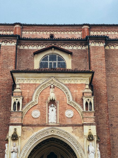 Free Elegant Gothic architecture of a church facade in Italy showcasing intricate stone carvings. Stock Photo