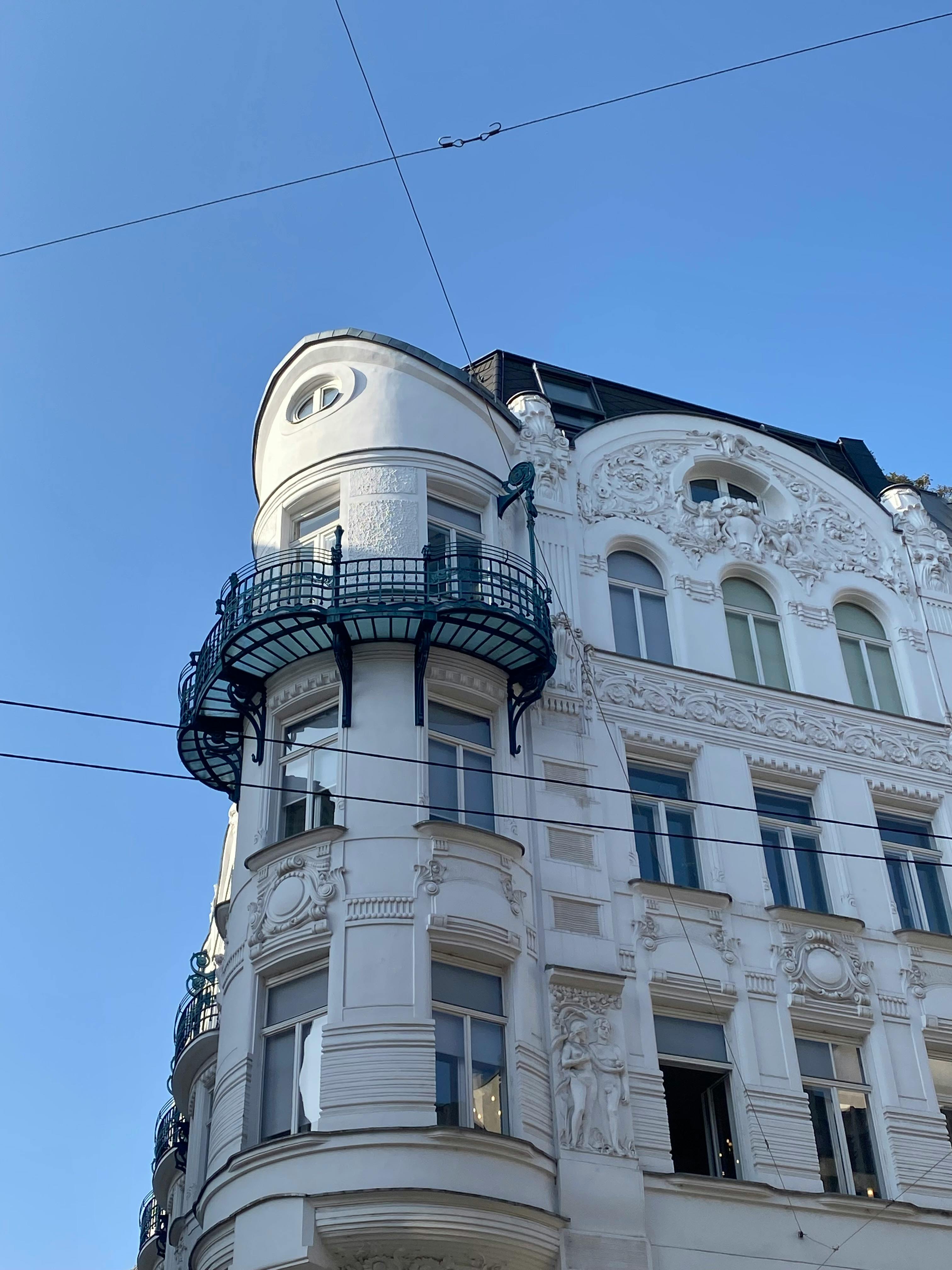 Kostenlos Prunkvolle Fassade eines historischen Gebäudes in Wien vor strahlend blauem Himmel. Stock-Foto