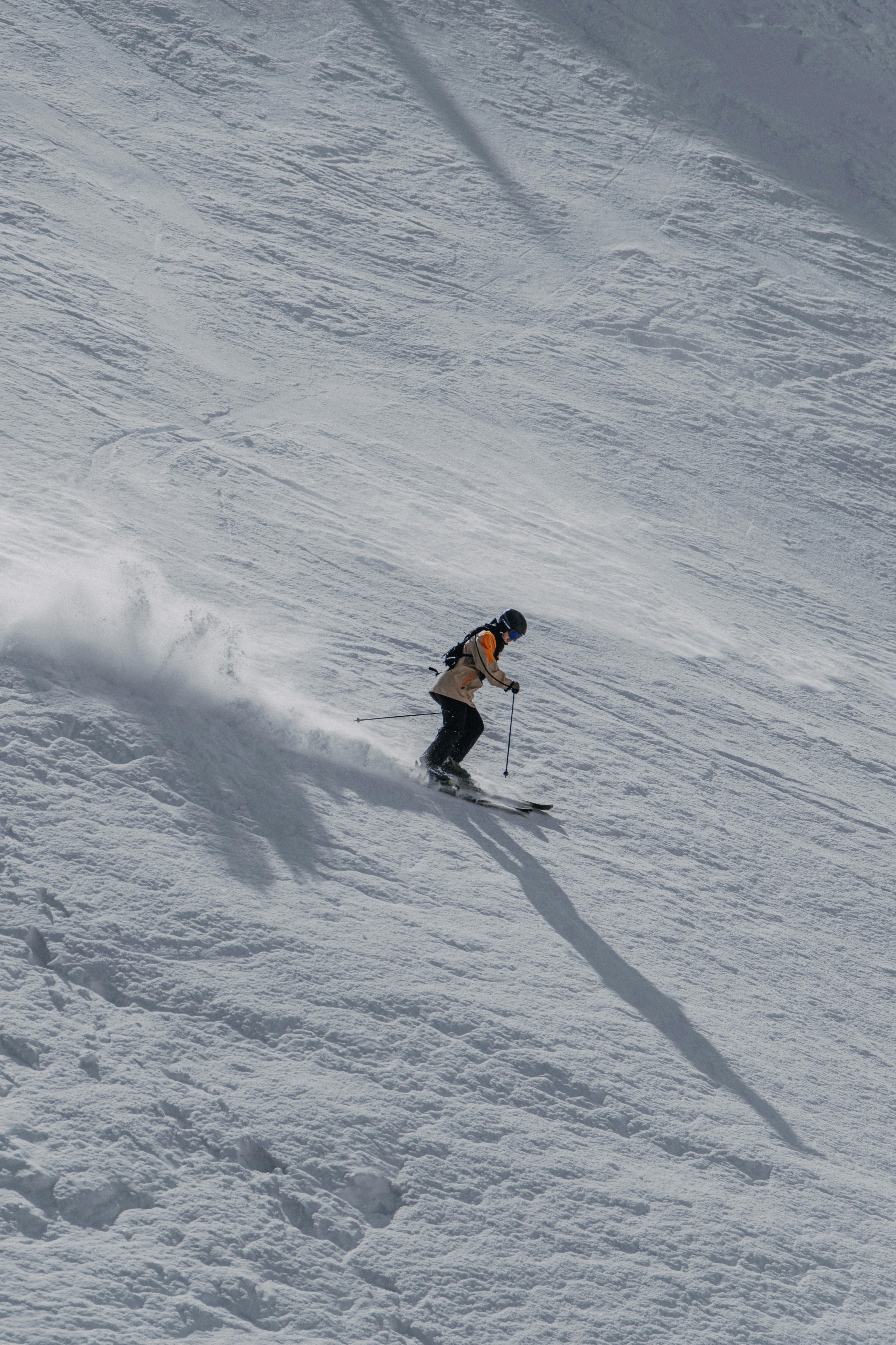 Gratis Uno sciatore scende con grazia lungo un pendio innevato a Rohrberg, in Tirolo, Austria. Foto a disposizione