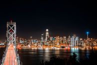 旧金山的天际线和海湾大桥在夜间被照亮，景色令人惊叹