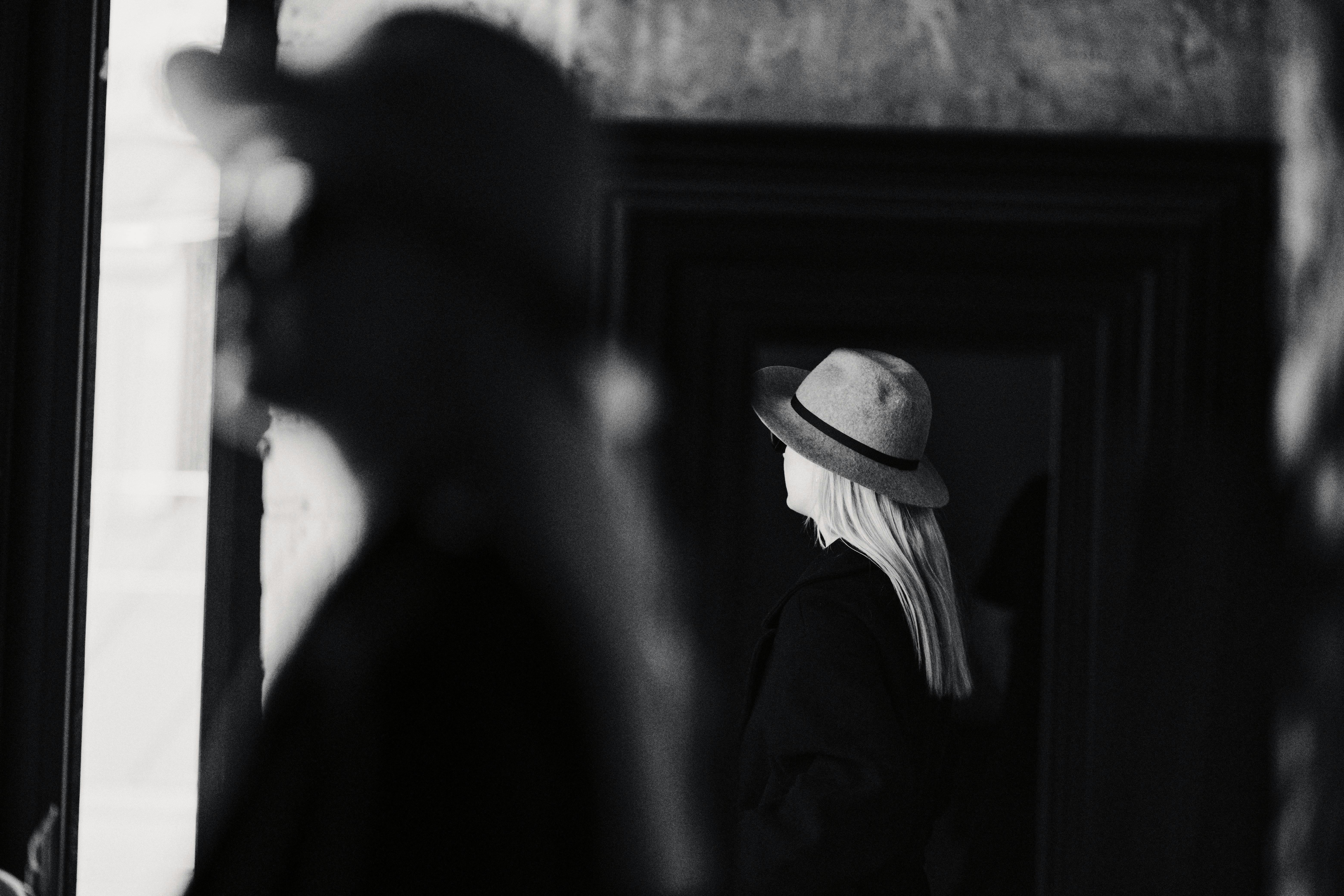 Kostnadsfria Snygg Kvinna I Hatt Tittar Ut Genom Fönstret Stock foto