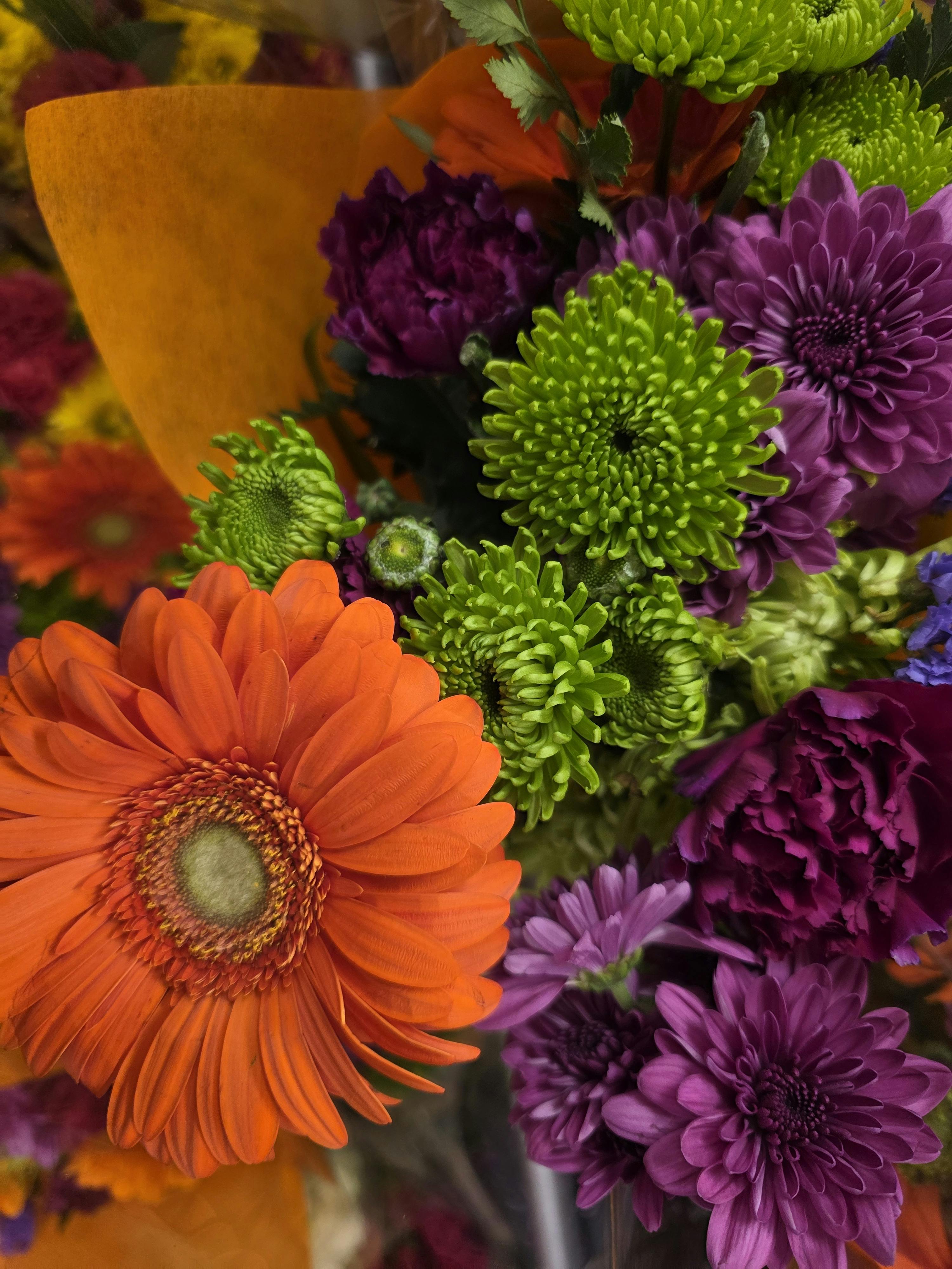[ColoSach]-colorful-bouquet-with-lush-chrysanthemums-and-gerbera-flowers-in-vivid-tones.