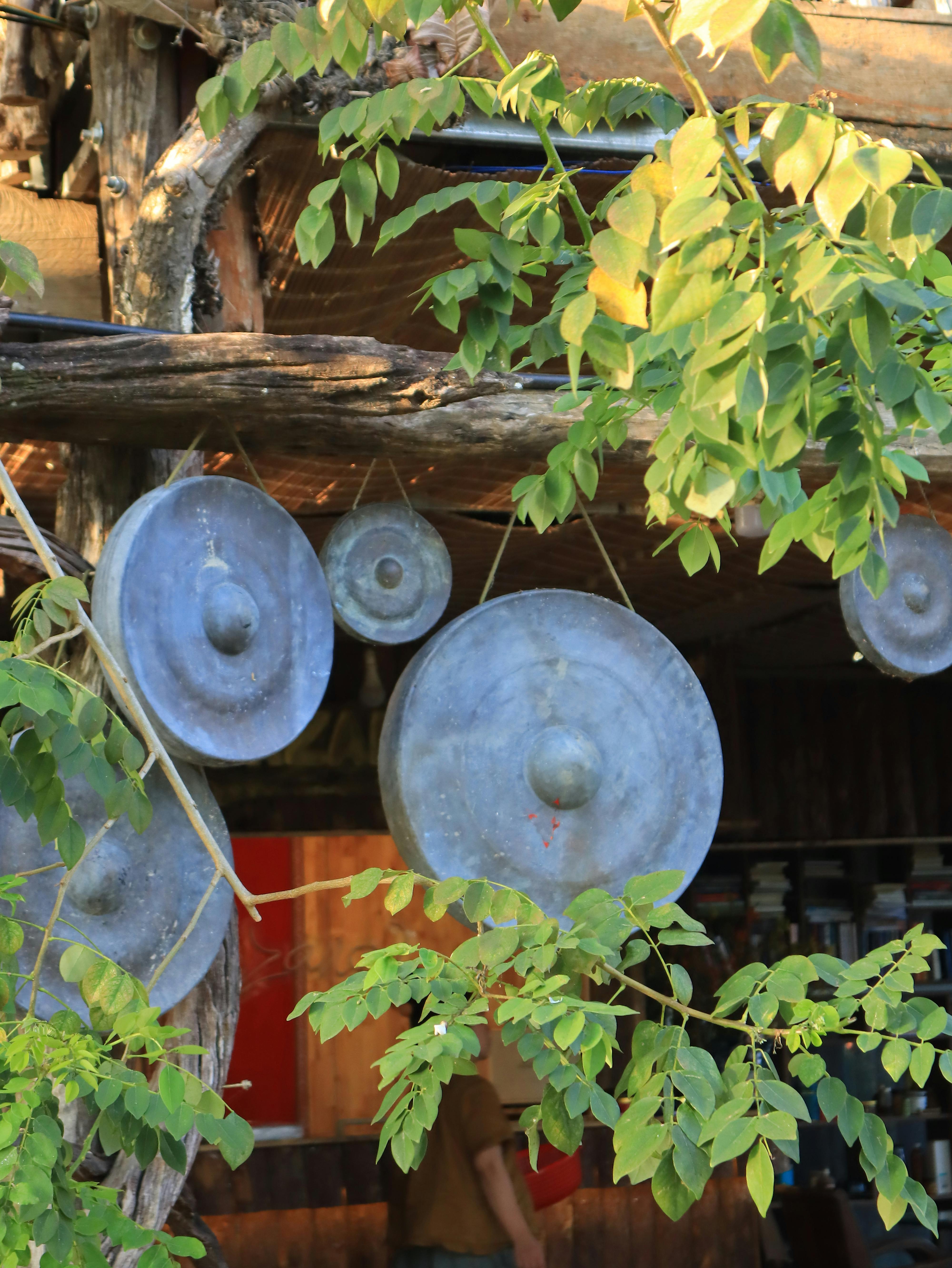 De franc Gongs penjants amb exuberants fulles verdes a Kon Tum, Vietnam, que mostren el patrimoni cultural. Foto d'estoc