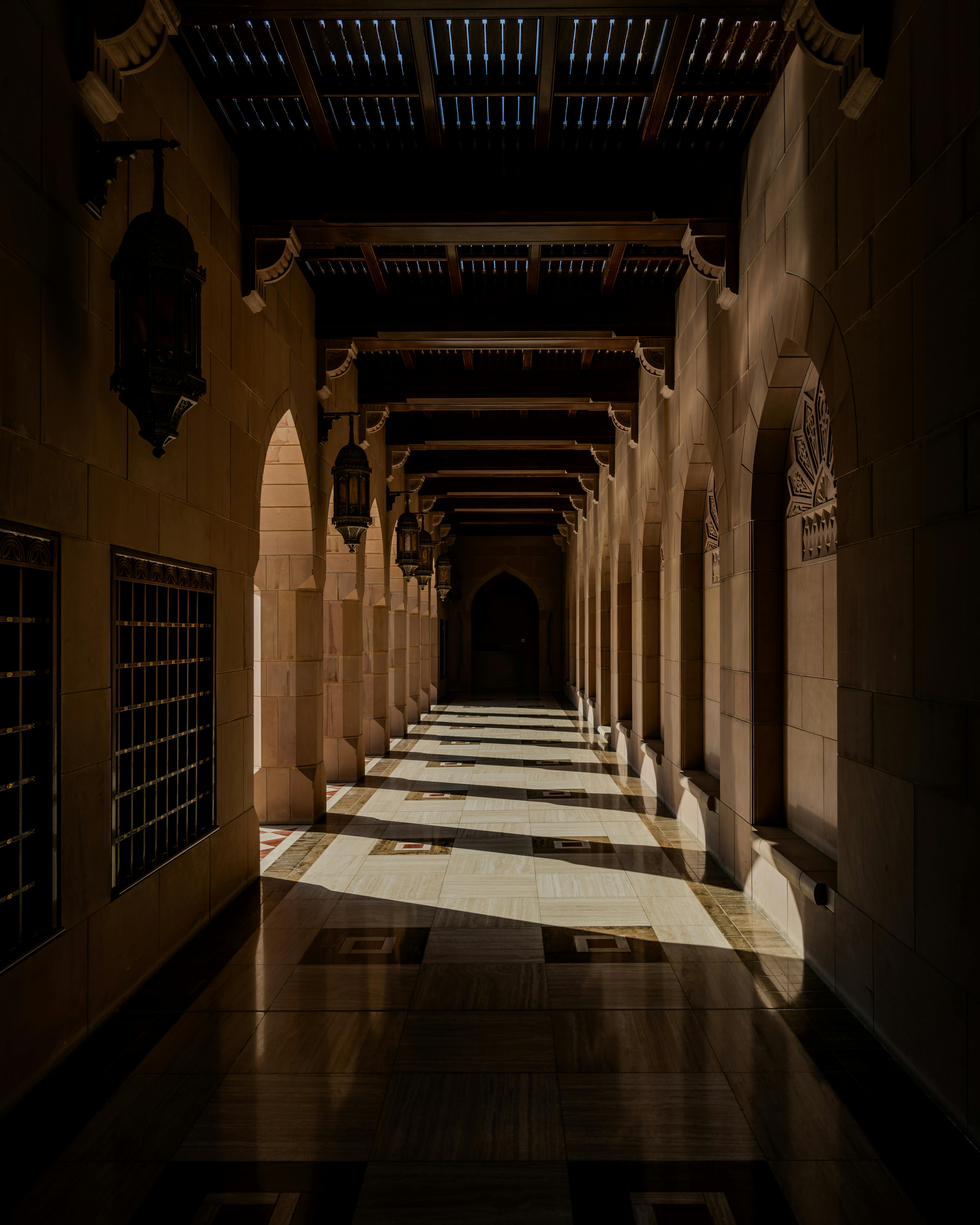 De franc Un arc llarg i ple d'ombres amb arquitectura àrab tradicional i fanals. Foto d'estoc