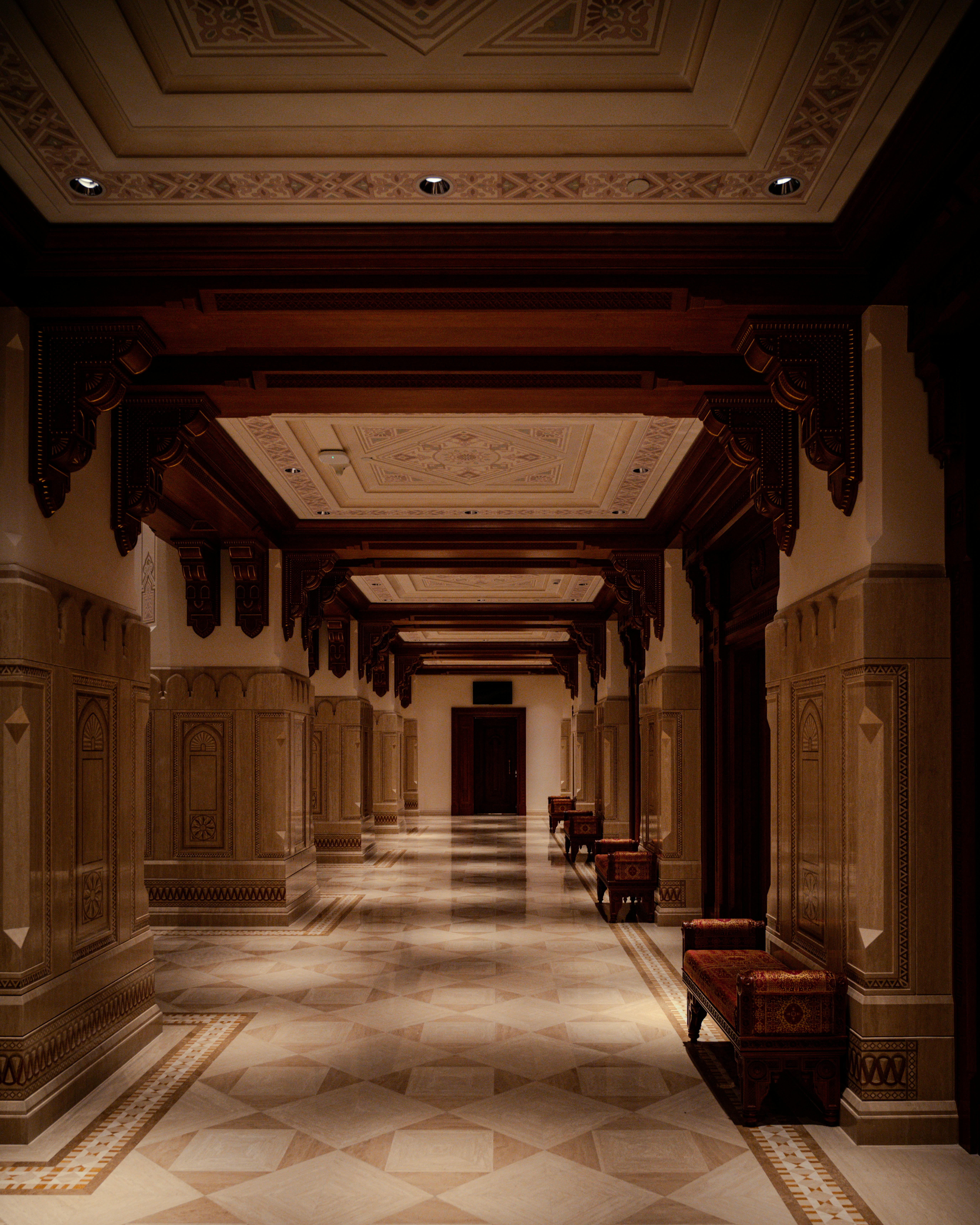 無料 豪華な屋内廊下には、装飾的な木製の柱と豊かな建築様式が随所に施されている。 写真素材