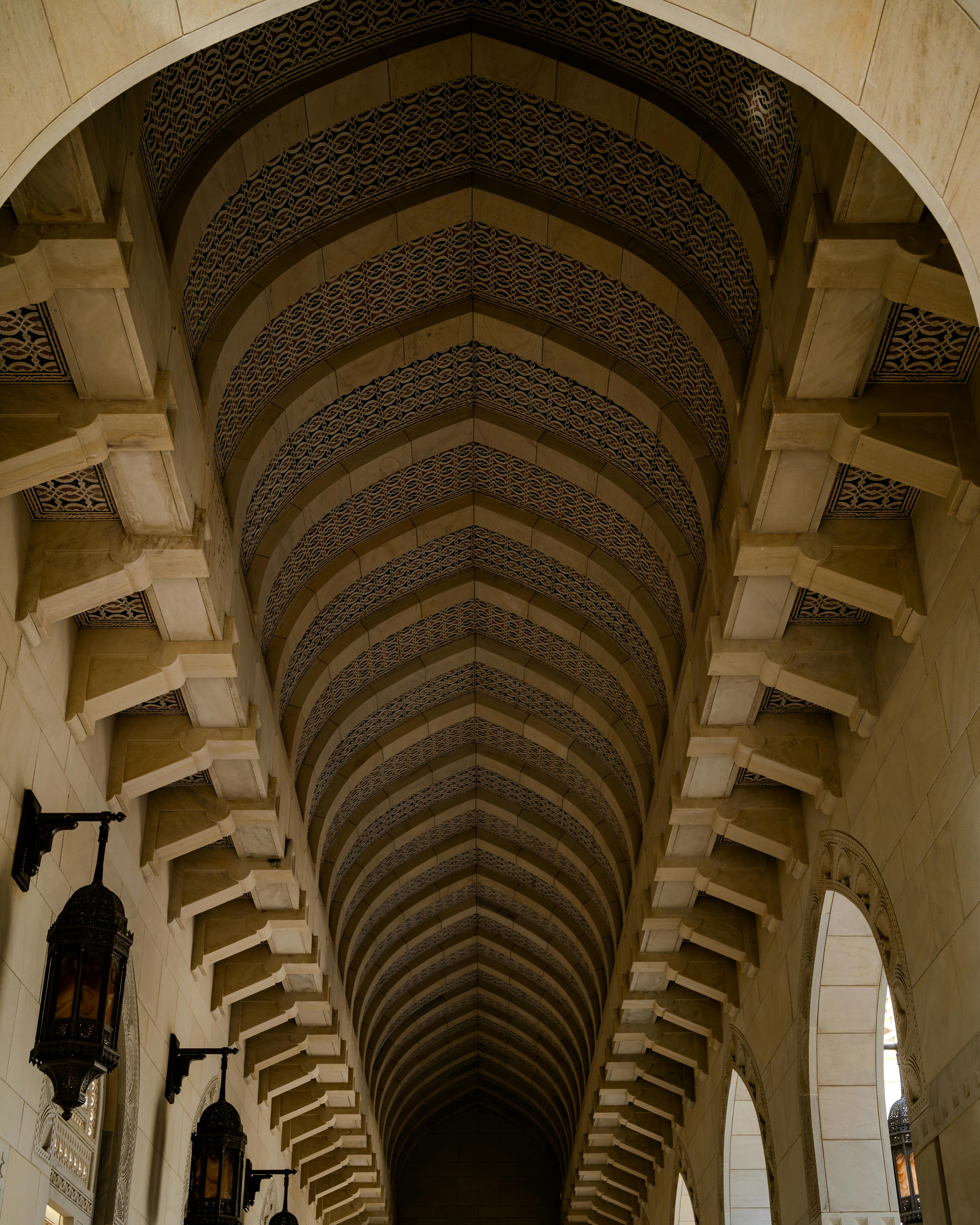 Gratuit Explorez la beauté architecturale de ce couloir voûté orné, rehaussé de motifs complexes et d'un éclairage élégant. Photos