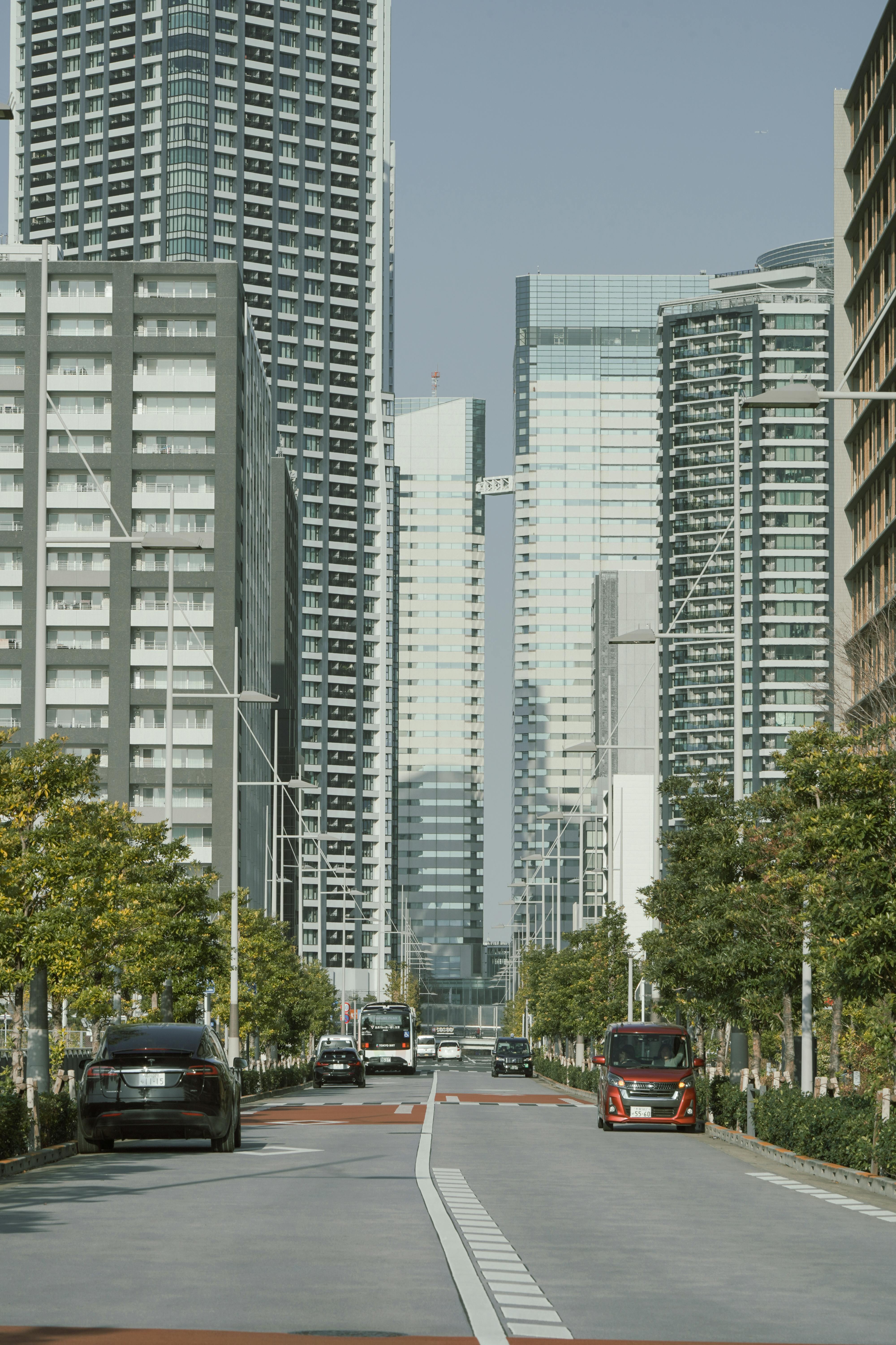 De franc Una vista del carrer de l'horitzó modern de Tòquio amb elegants edificis alts en un dia clar. Foto d'estoc