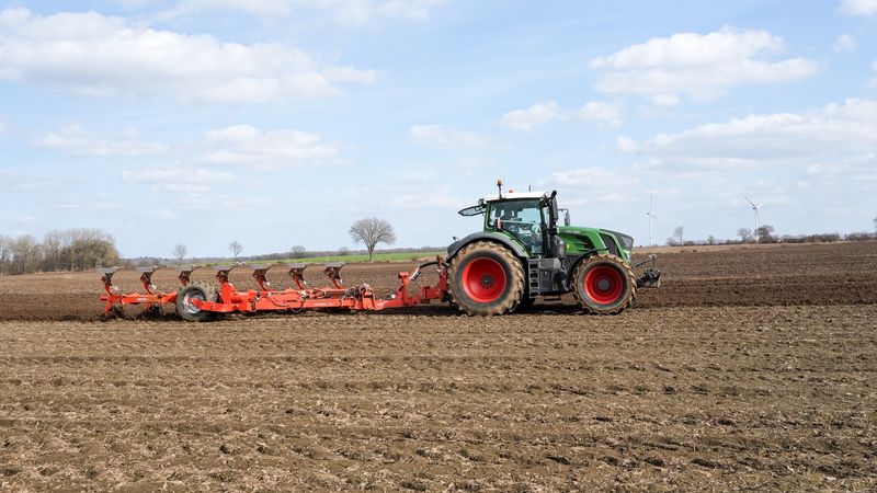 Traktor pflügt Feld Pflug Anbaugerät Geesthacht
