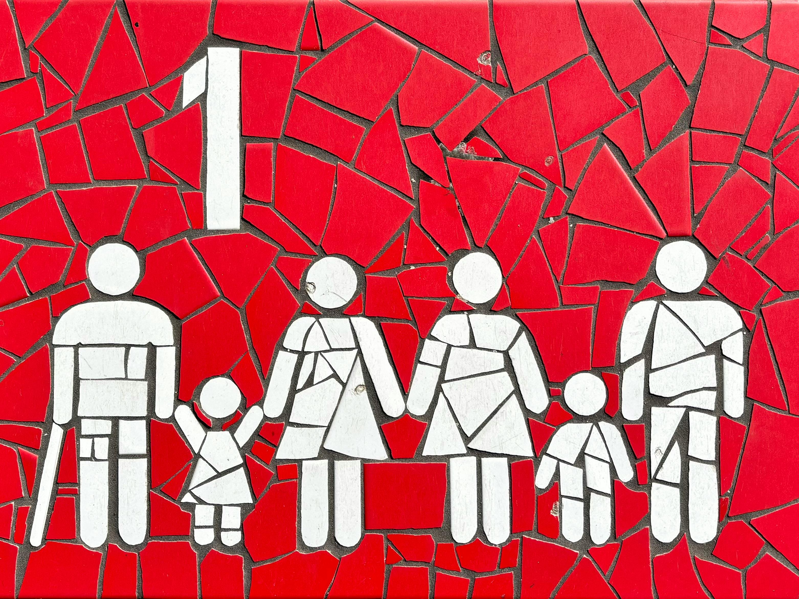 grátis Obra de arte em mosaico colorida representando uma família sobre um vibrante fundo vermelho, simbolizando união e diversidade. Foto profissional