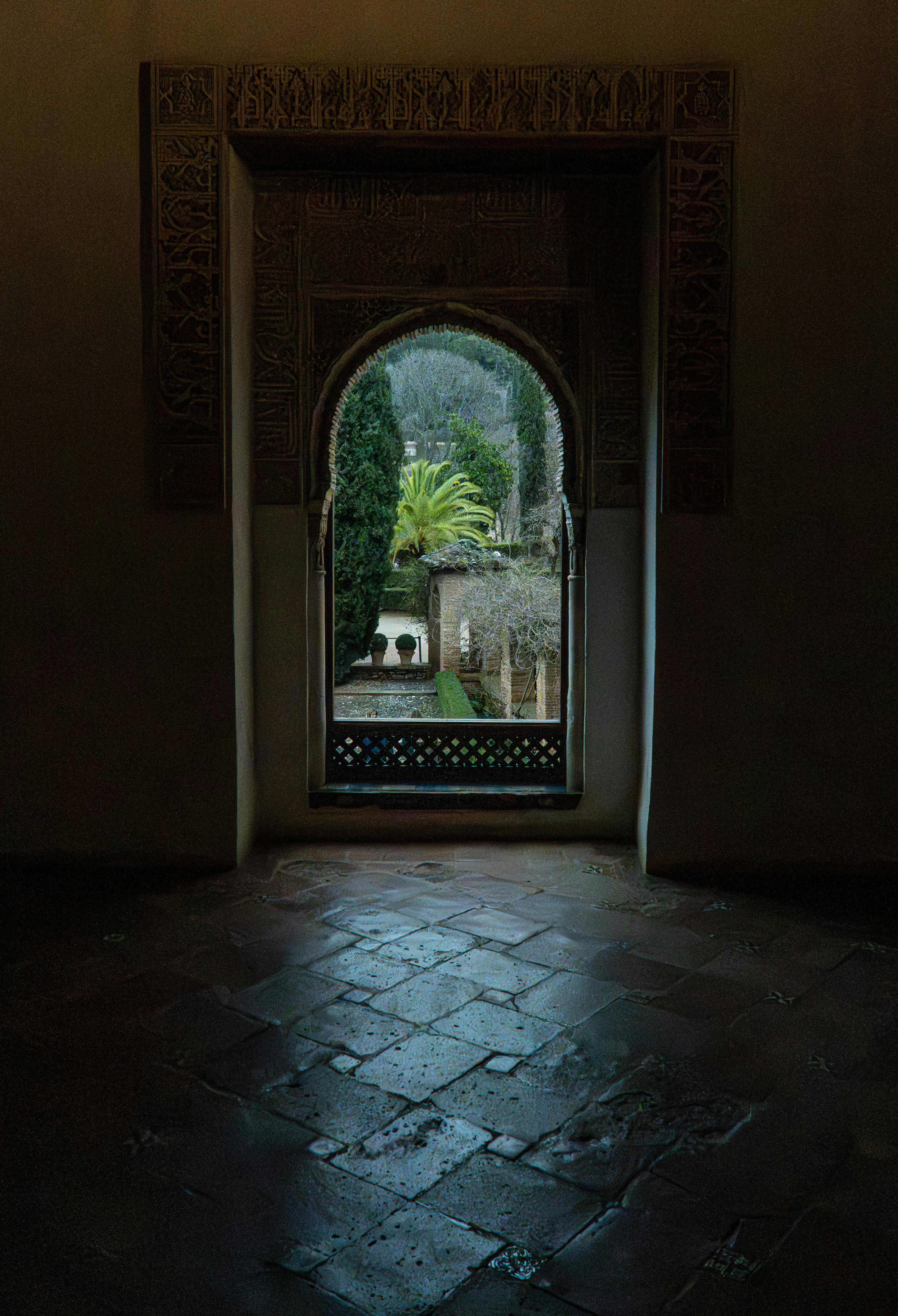 Ücretsiz İspanya'nın Alhama de Granada kentindeki geleneksel kemerli bir pencereden görünen pitoresk manzara. Stok Fotoğraflar