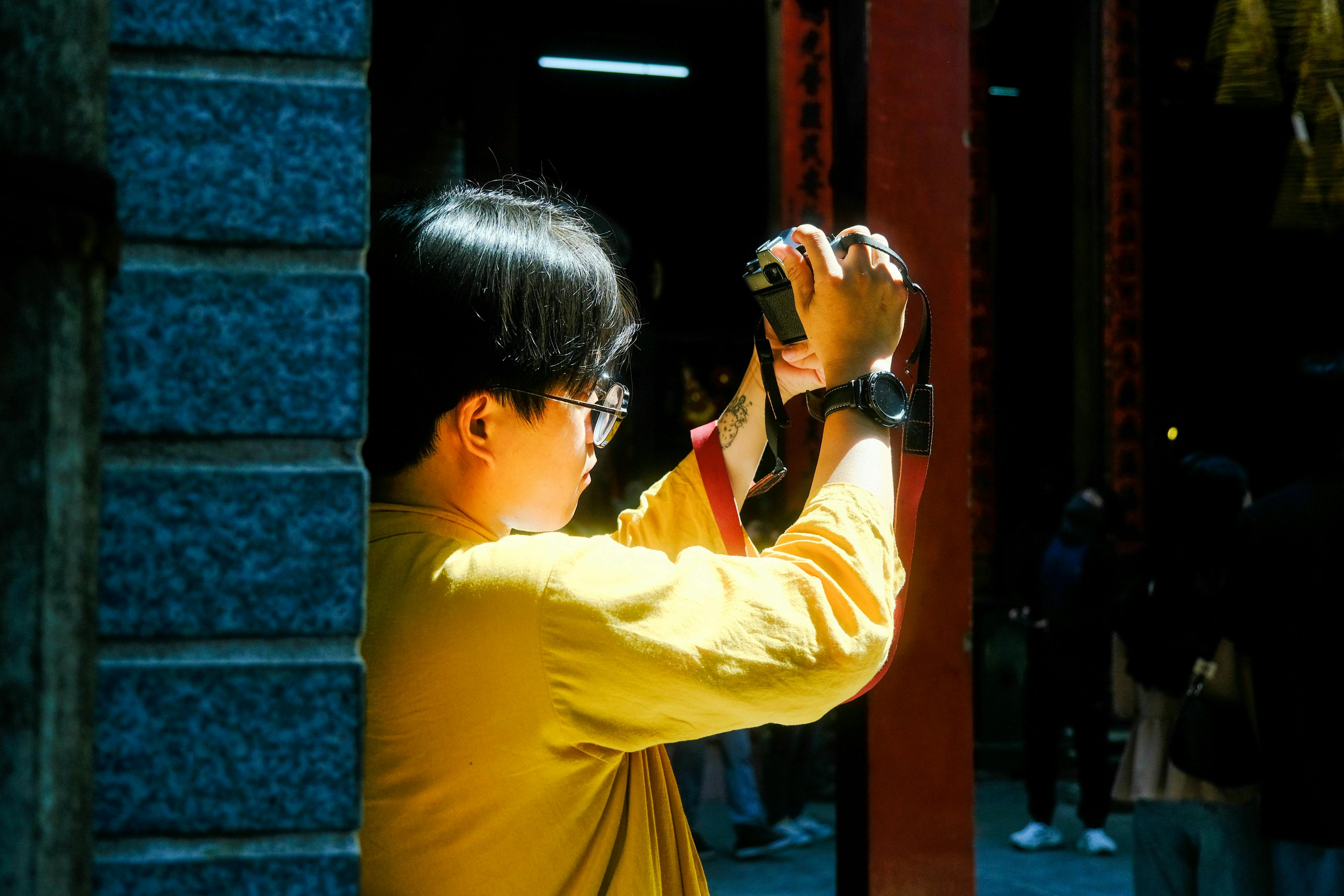 Gratuit Un fotograf care fotografiază vibrantul peisaj urban din Hue, Vietnam. Fotografie de stoc