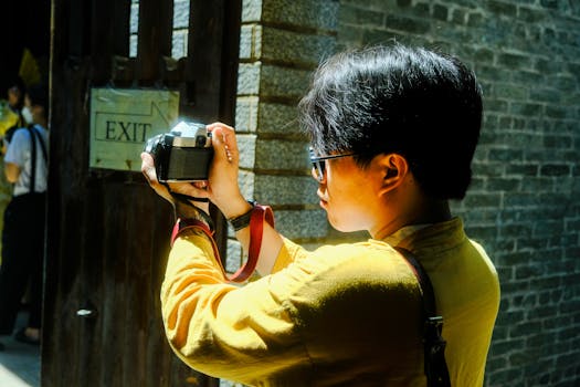 游客挤在古镇某个标志性牌坊前排队打卡拍照