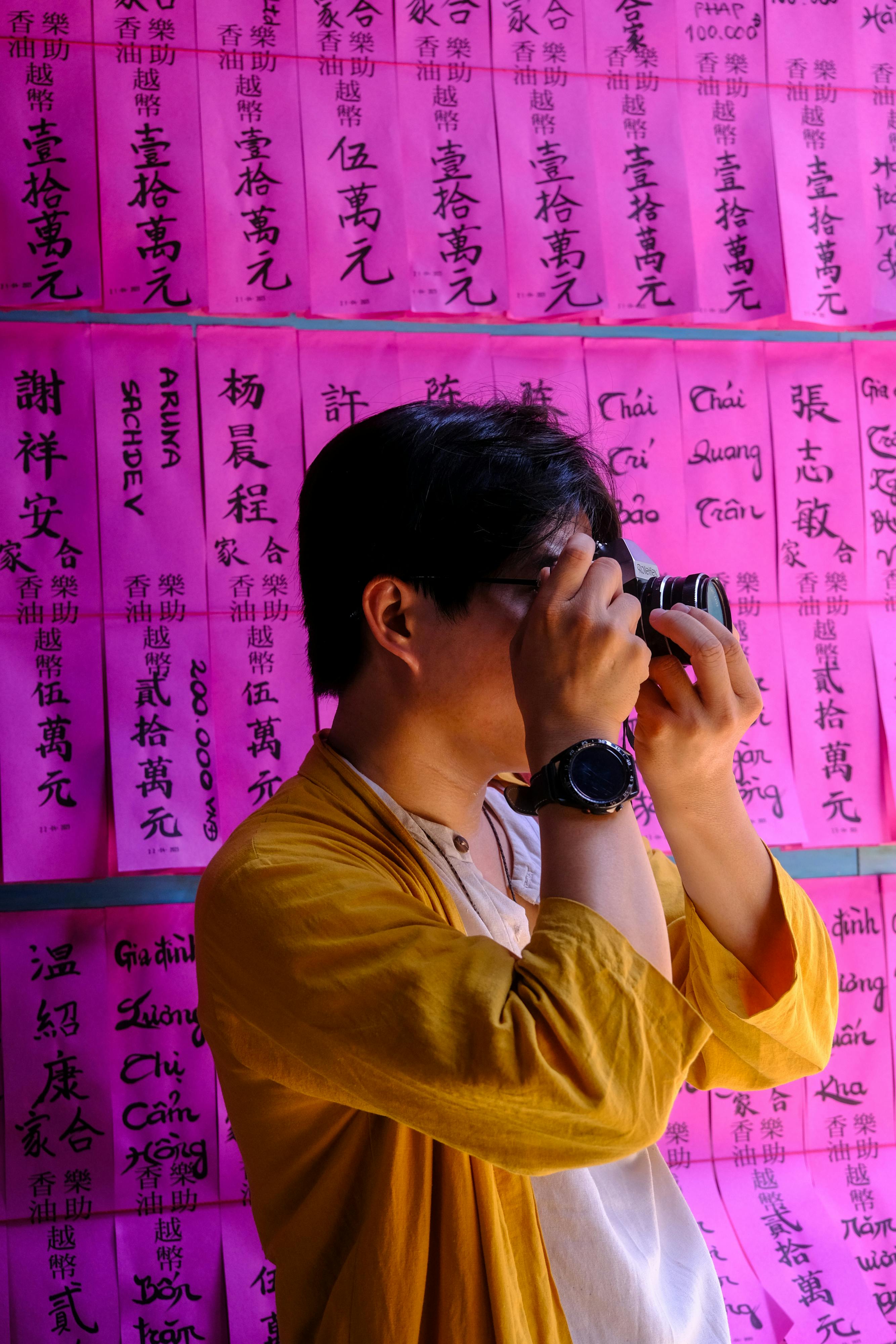 Gratis Et åbent billede af en fotograf i Hue, Vietnam, der indfanger den pulserende kulturelle essens. Lagerfoto