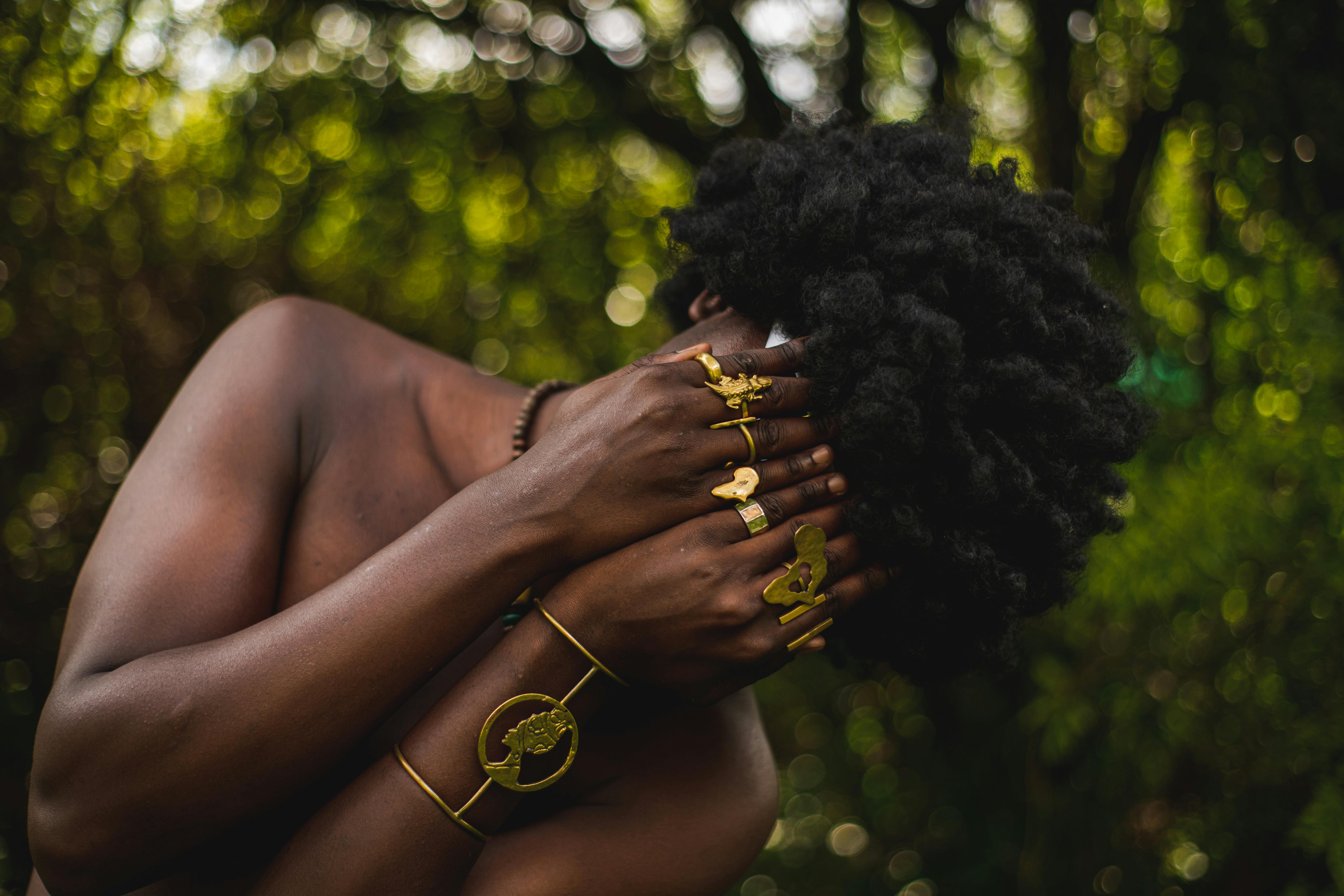 Δωρεάν Καλλιτεχνικό πορτρέτο που παρουσιάζει χρυσά κοσμήματα σε ένα καταπράσινο φυσικό φόντο στο Ναϊρόμπι της Κένυας. Φωτογραφία από στοκ φωτογραφιών