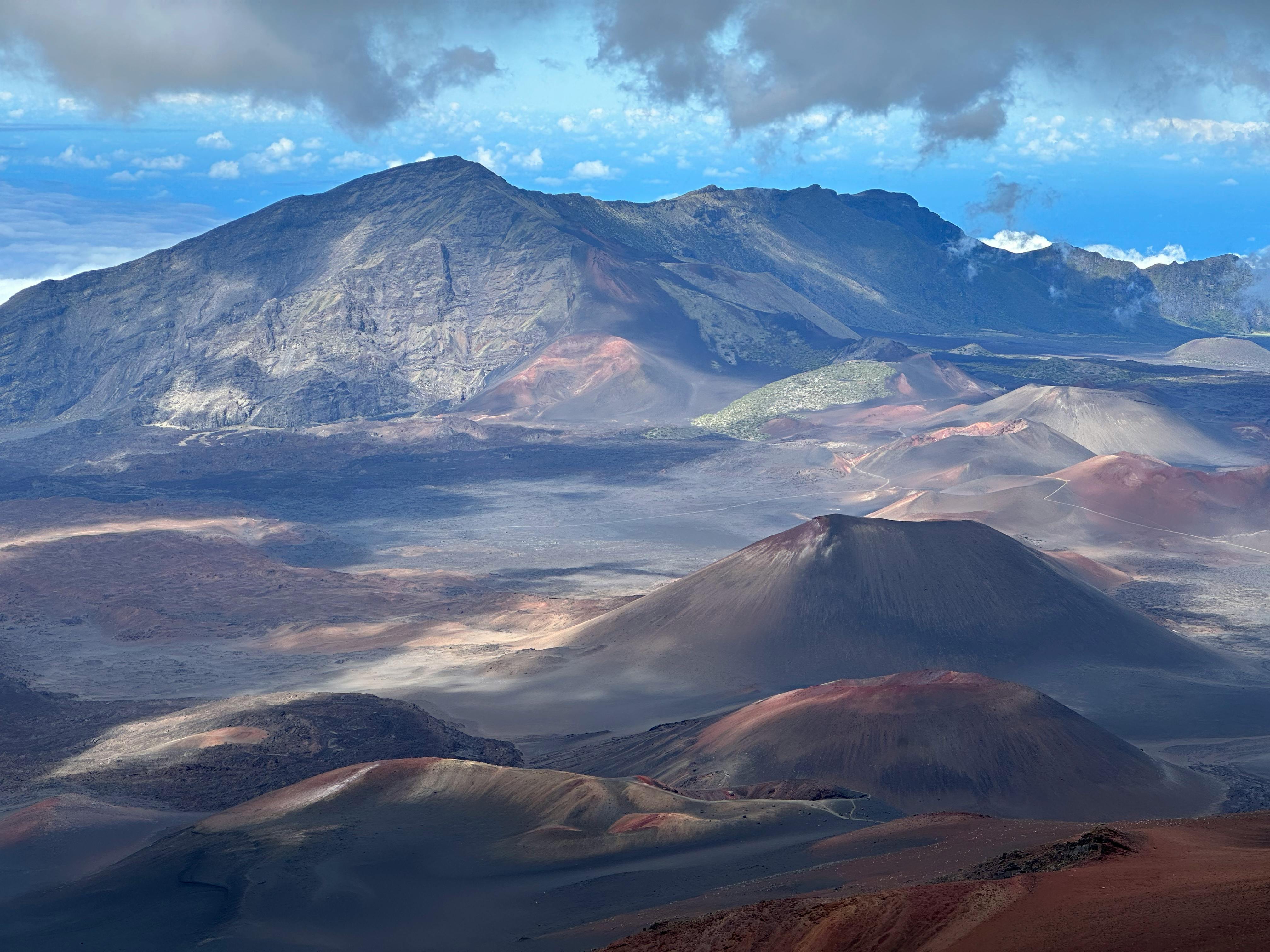 De franc Vista aèria impressionant del paisatge volcànic de Haleakala a Hawaii, que mostra riques característiques geològiques i colors vibrants. Foto d'estoc