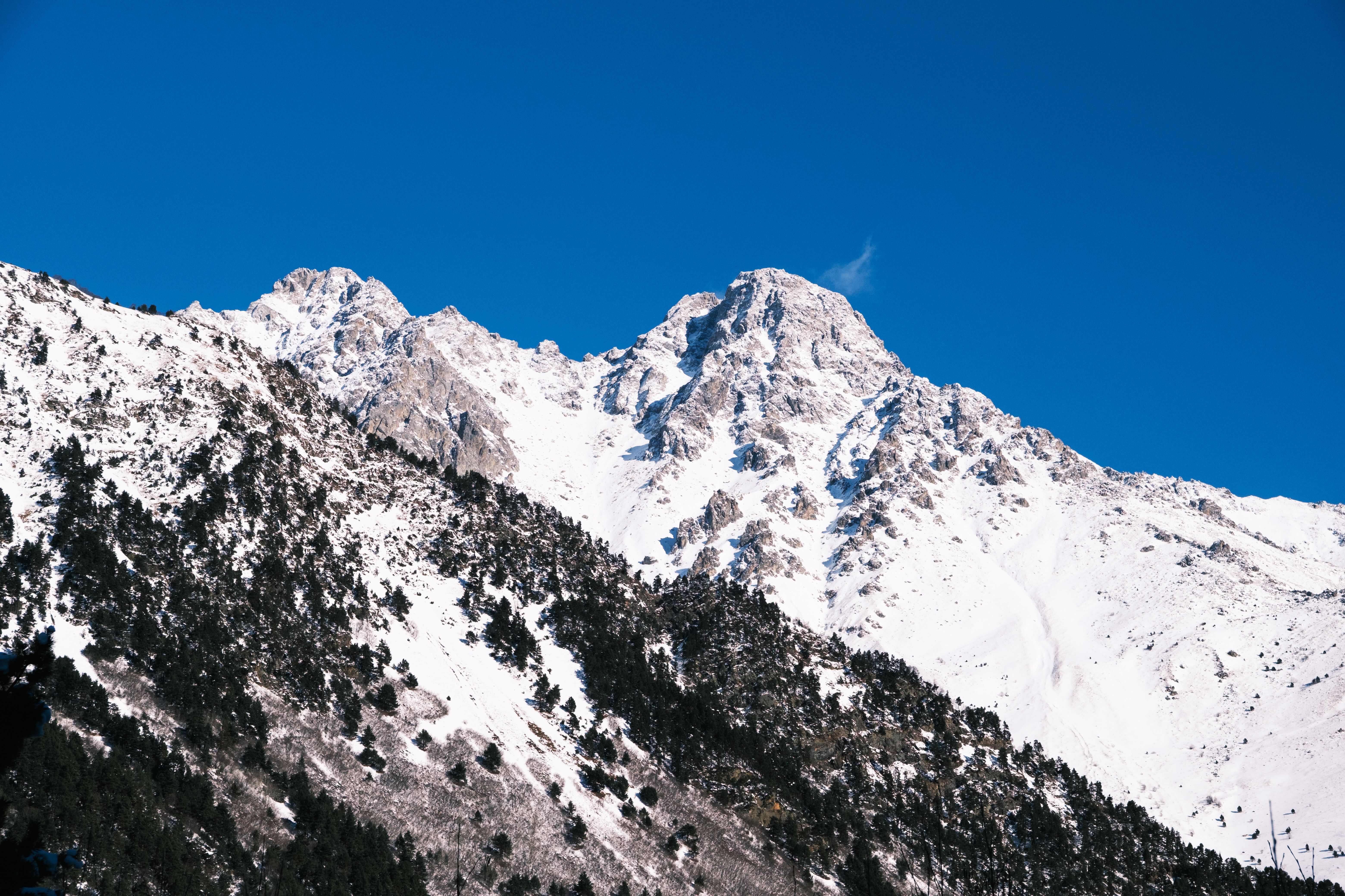 Lock in these travel deals before peak vacation season price surges — Photo by Вадим Гулай on Pexels
