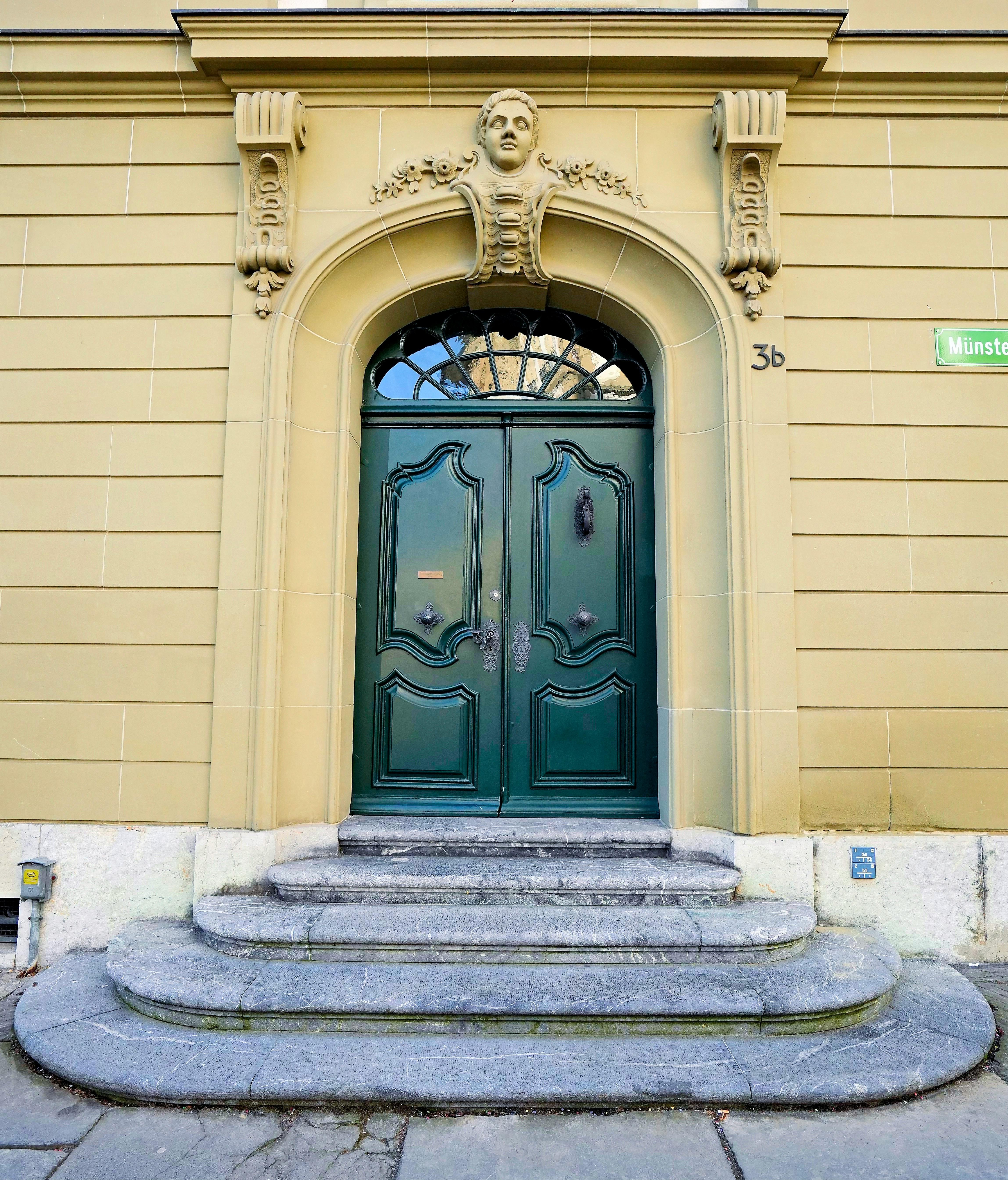無料 スイスのベルン旧市街にある、緑色の両開き扉を備えた優雅な歴史的玄関。 写真素材