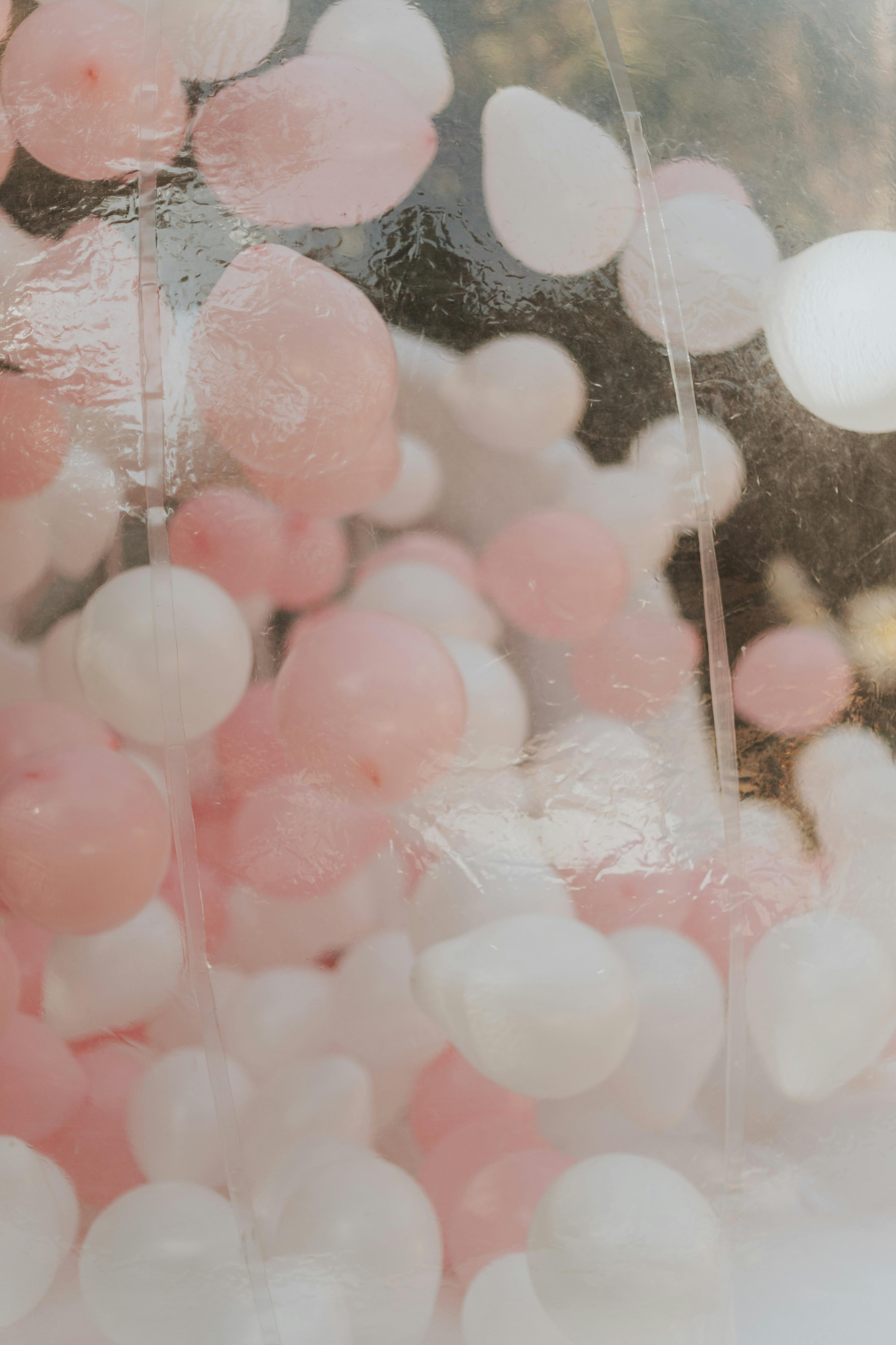 Kostenlos Abstraktes Bild von rosa und weißen Ballons mit einer sanften und verträumten Ästhetik. Stock-Foto