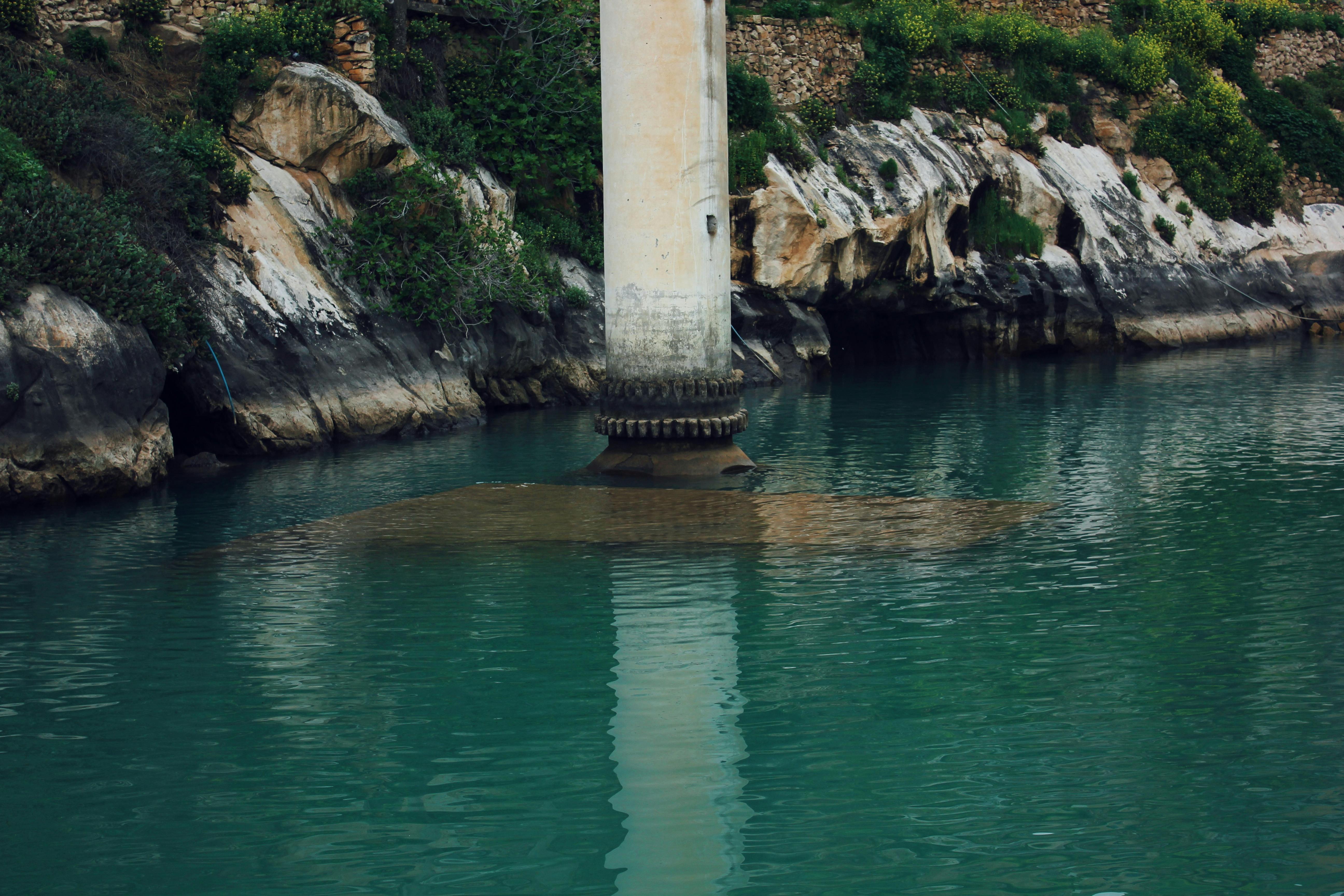 Gratis Naturskøn udsigt over en undersøisk struktur og klippeformationer i Halfeti, Tyrkiets fredfyldte farvande. Lagerfoto
