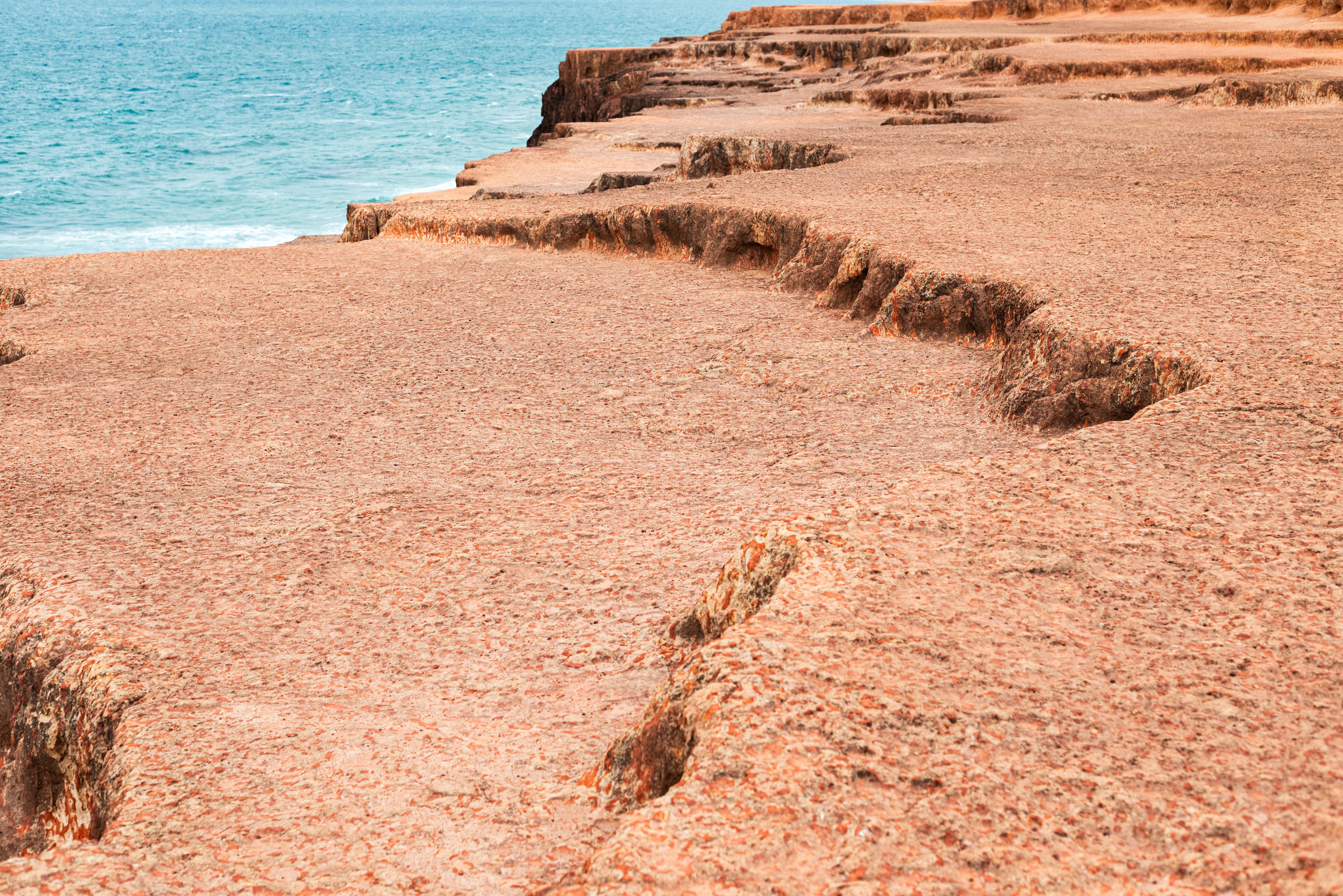 Gratis Affascinanti scogliere erose che si tuffano nell'oceano blu a Natal, in Brasile, mettono in mostra la bellezza naturale e la natura selvaggia del paesaggio. Foto a disposizione