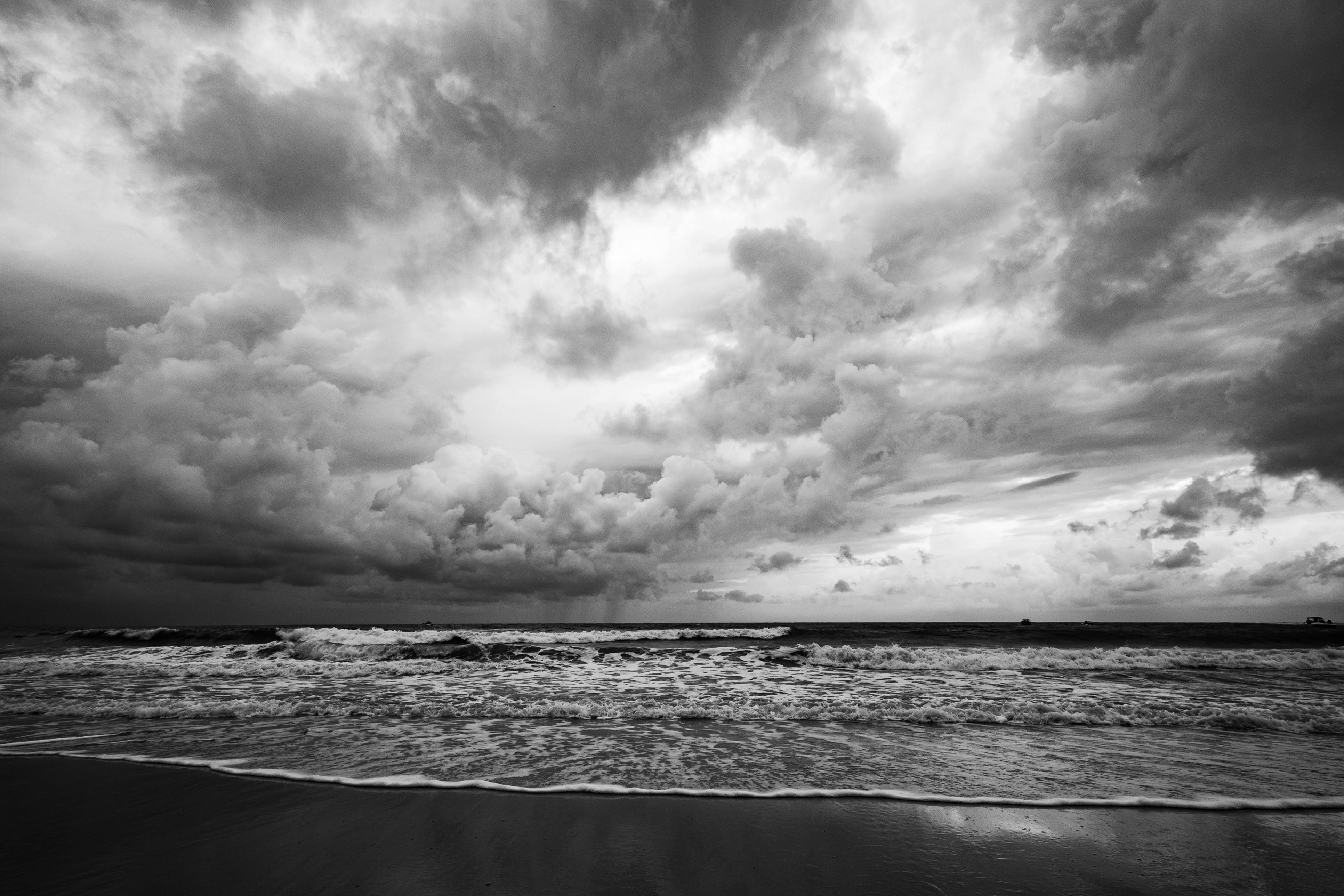 Gratis Immagine suggestiva in bianco e nero di onde oceaniche sotto nuvole tempestose a Natal, in Brasile. Foto a disposizione