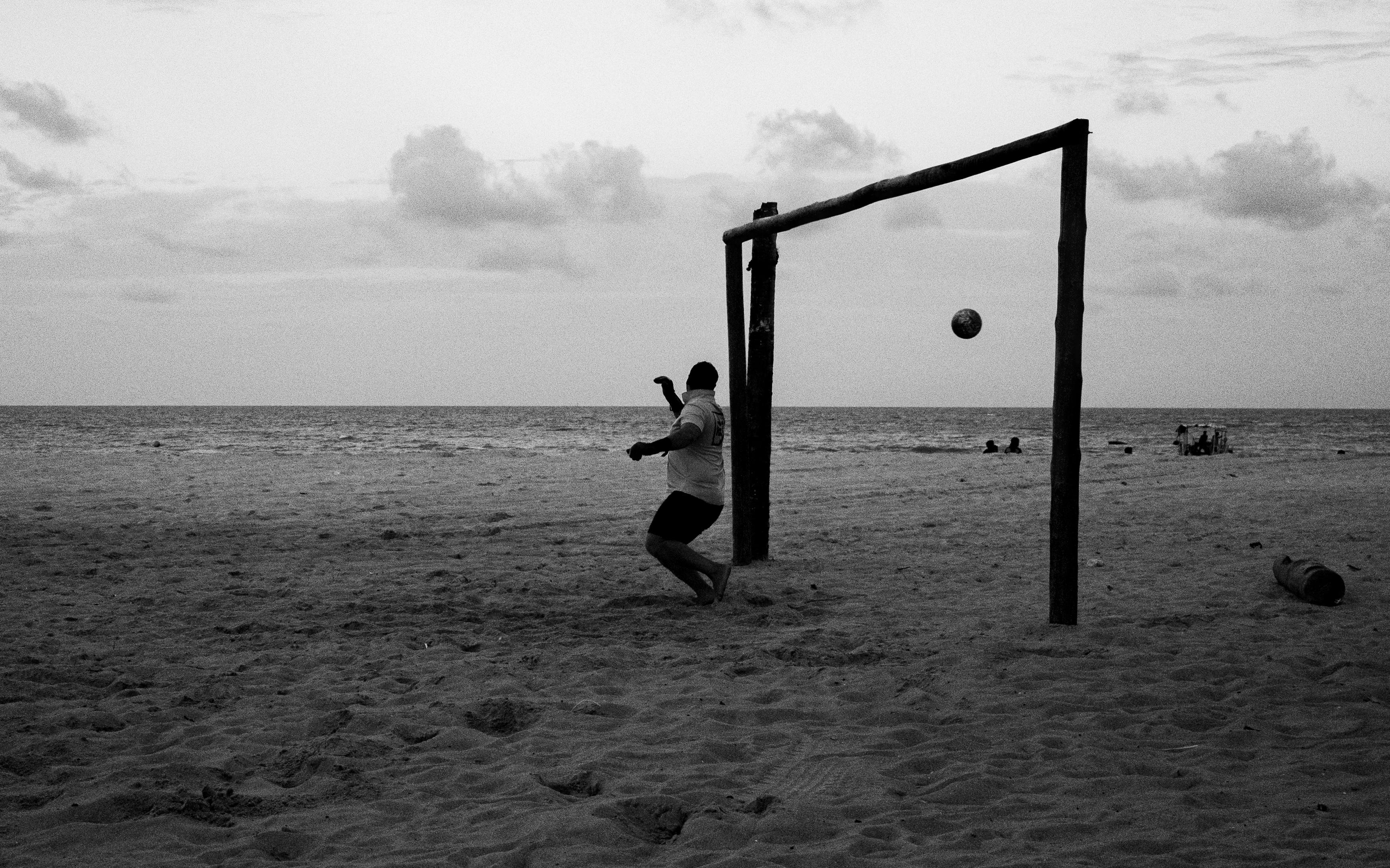 Ücretsiz Brezilya'nın Natal kentindeki bir plajda alacakaranlıkta oynanan bir futbol maçından siyah beyaz bir fotoğraf. Stok Fotoğraflar